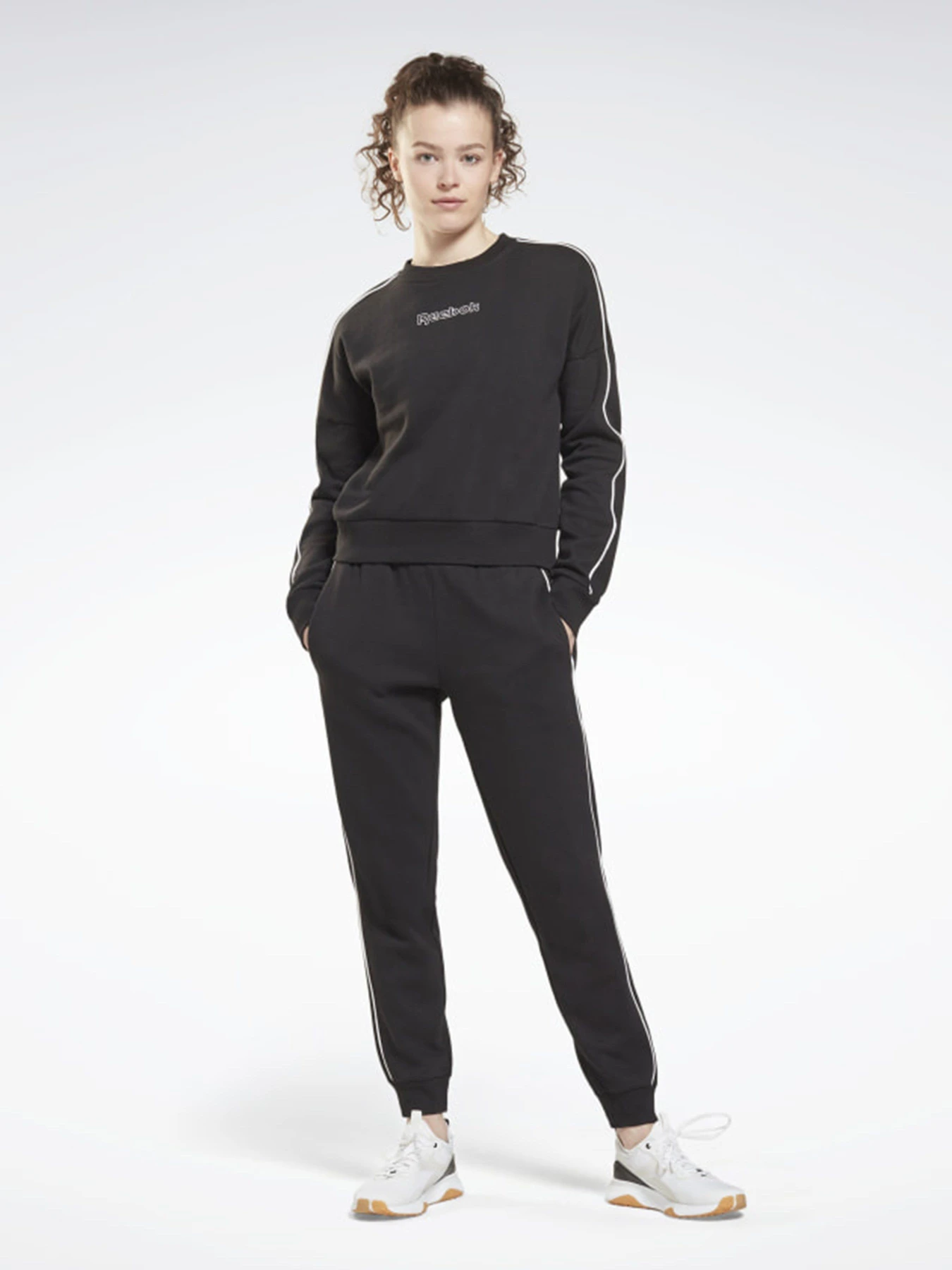 Костюмы Reebok TE PIPING TRACKSUIT модель GV3293 Костюмы Reebok TE PIPING TRACKSUIT модель GV3293 Фото