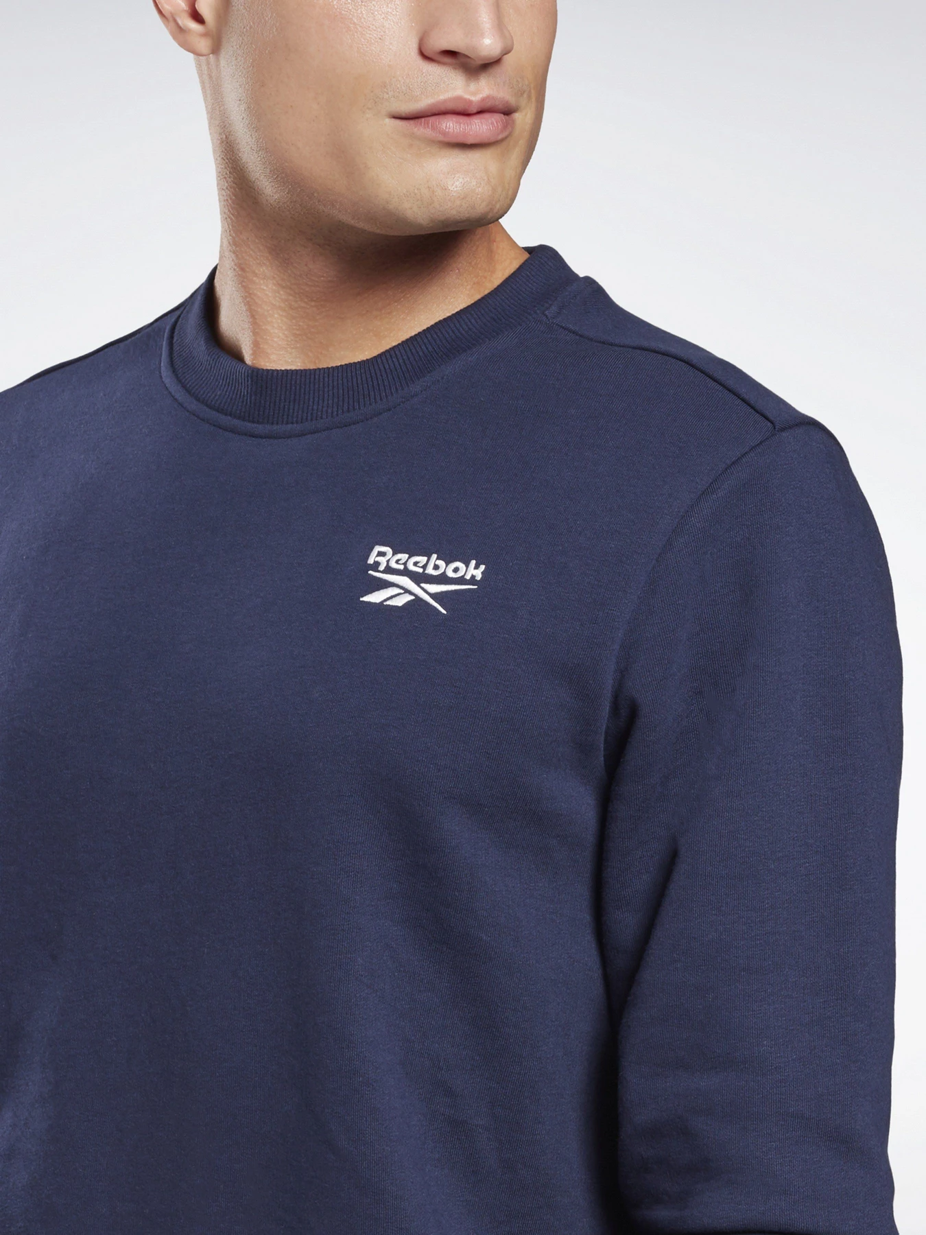 Худи и свитшоты Reebok Identity Crew модель GJ0555 Худи и свитшоты Reebok Identity Crew модель GJ0555 Фото