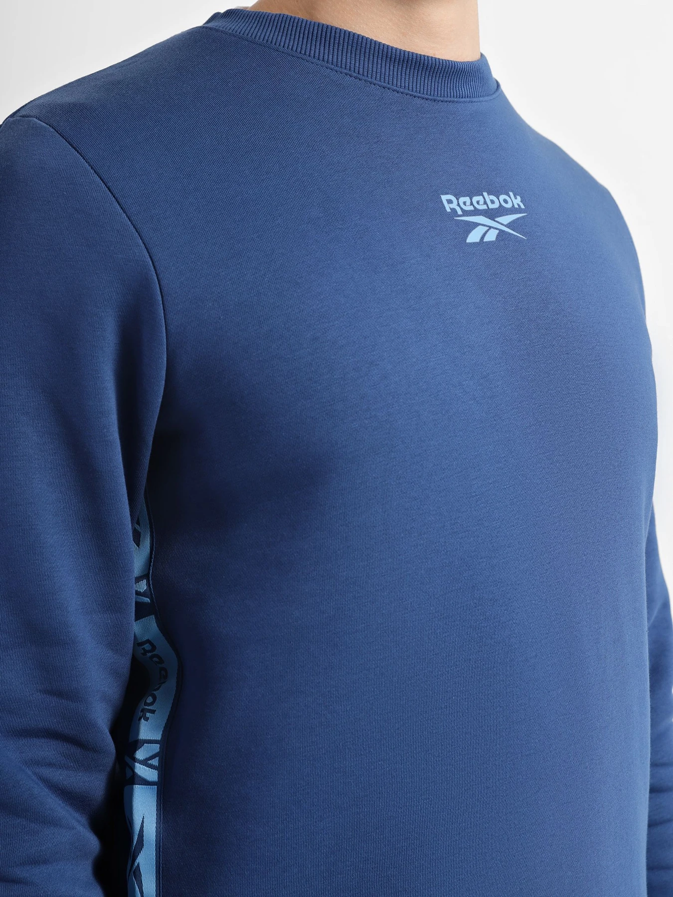 Худі та світшоти Reebok Identity Tape Crew модель HB2151 Худі та світшоти Reebok Identity Tape Crew модель HB2151 Фото