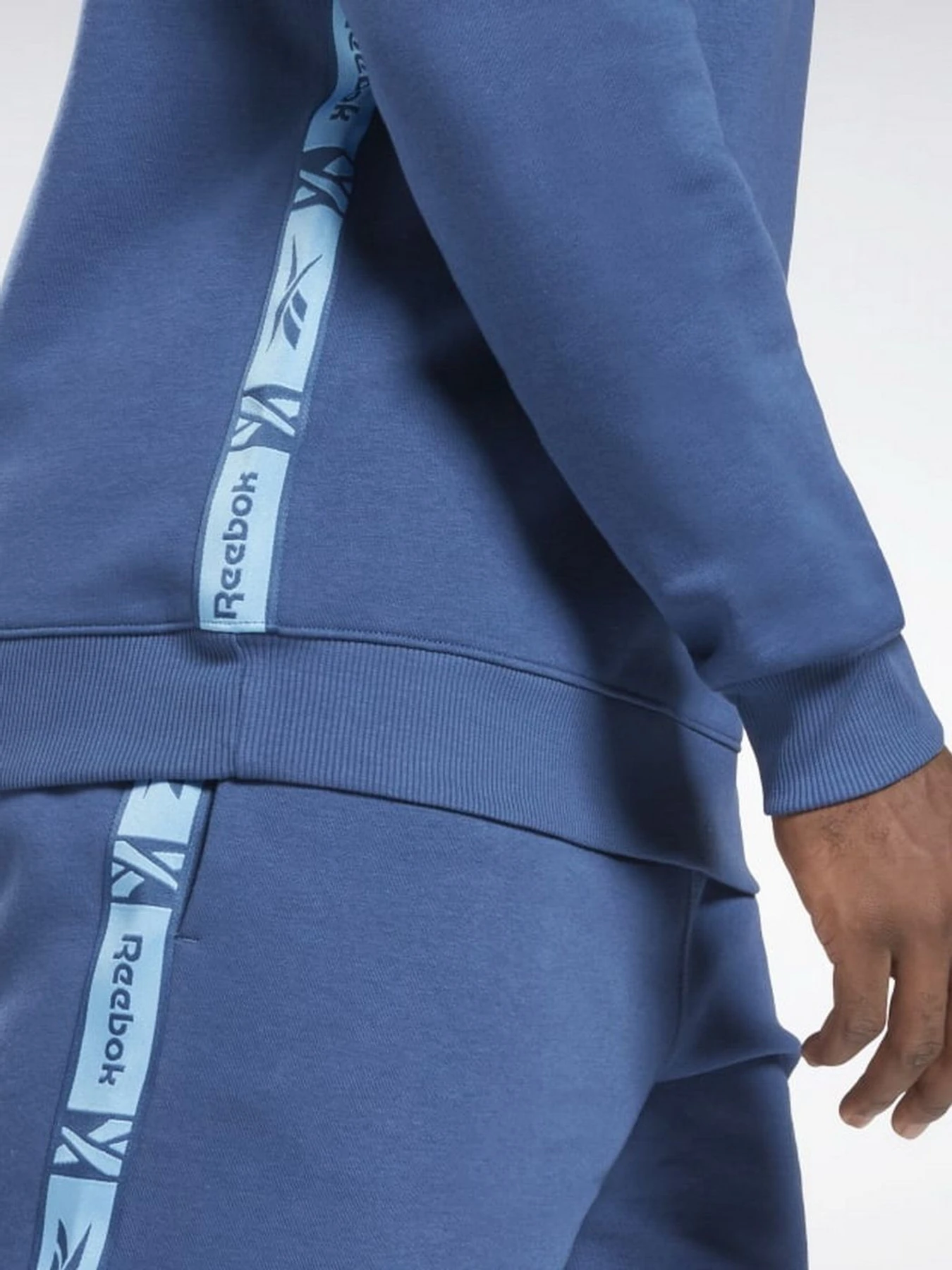 Худі та світшоти Reebok Identity Tape Crew модель HB2151 Худі та світшоти Reebok Identity Tape Crew модель HB2151 Фото