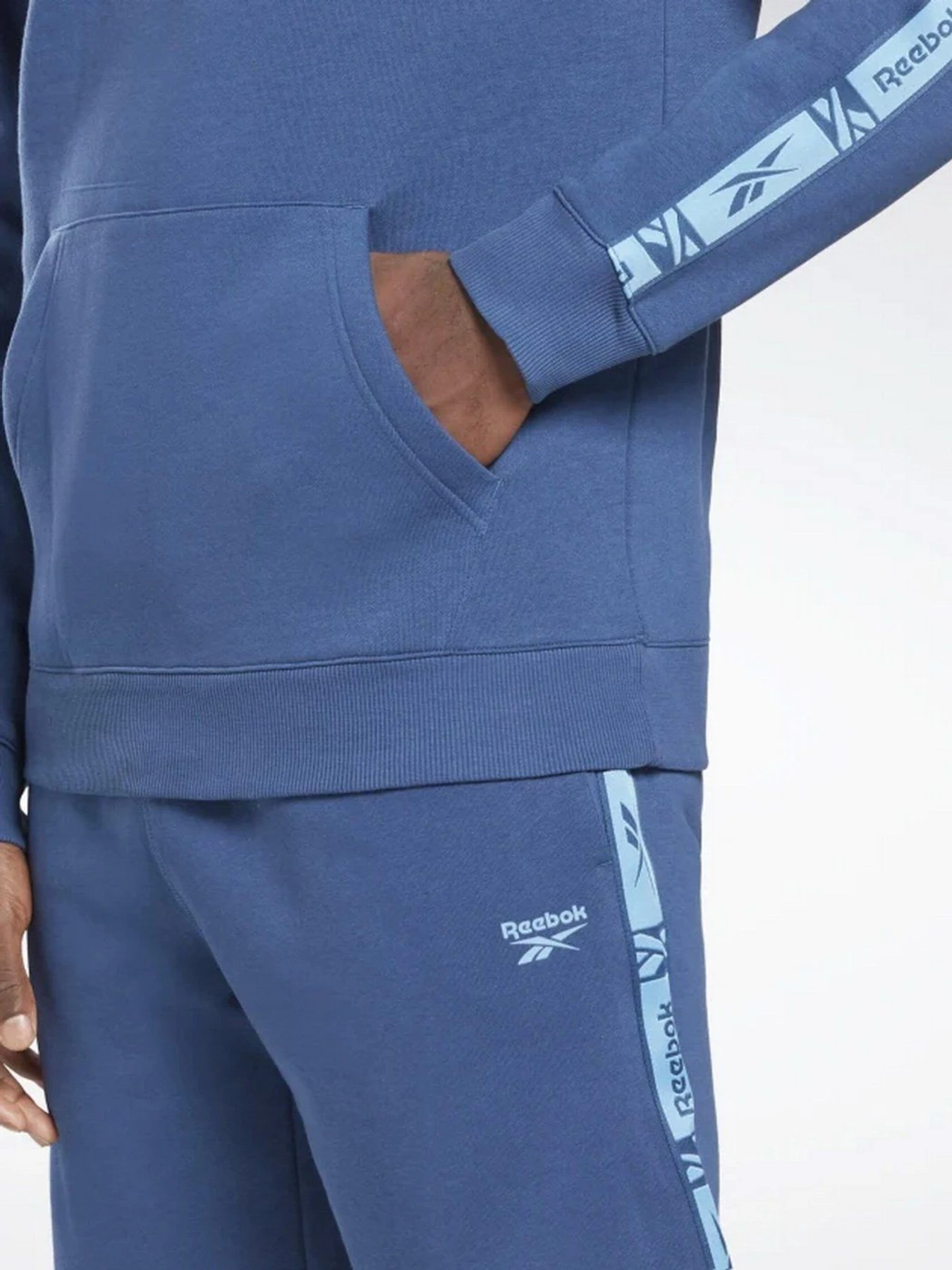 Худи и свитшоты Reebok Identity Tape модель HB2154 Худи и свитшоты Reebok Identity Tape модель HB2154 Фото