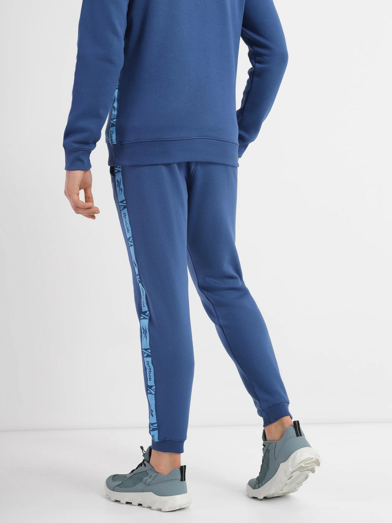 Брюки Reebok RI Tape модель HB2160 Брюки Reebok RI Tape модель HB2160 Фото