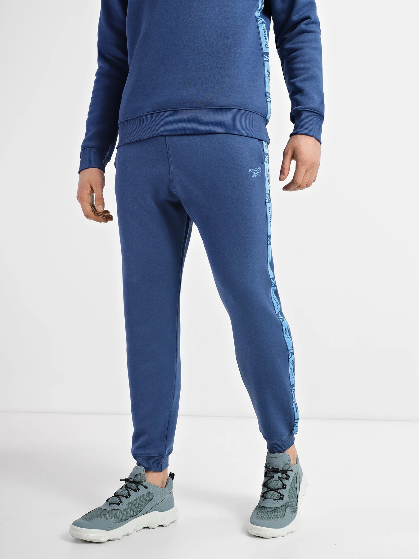 Брюки Reebok RI Tape модель HB2160 Брюки Reebok RI Tape модель HB2160 Фото