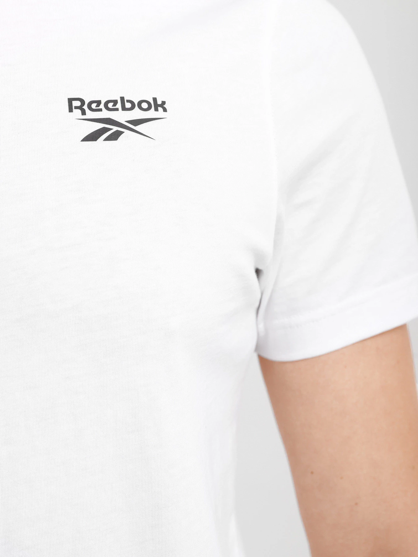 Футболки и поло Reebok RI LEFT CHEST LOGO TEE модель HG4443 Футболки и поло Reebok RI LEFT CHEST LOGO TEE модель HG4443 Фото