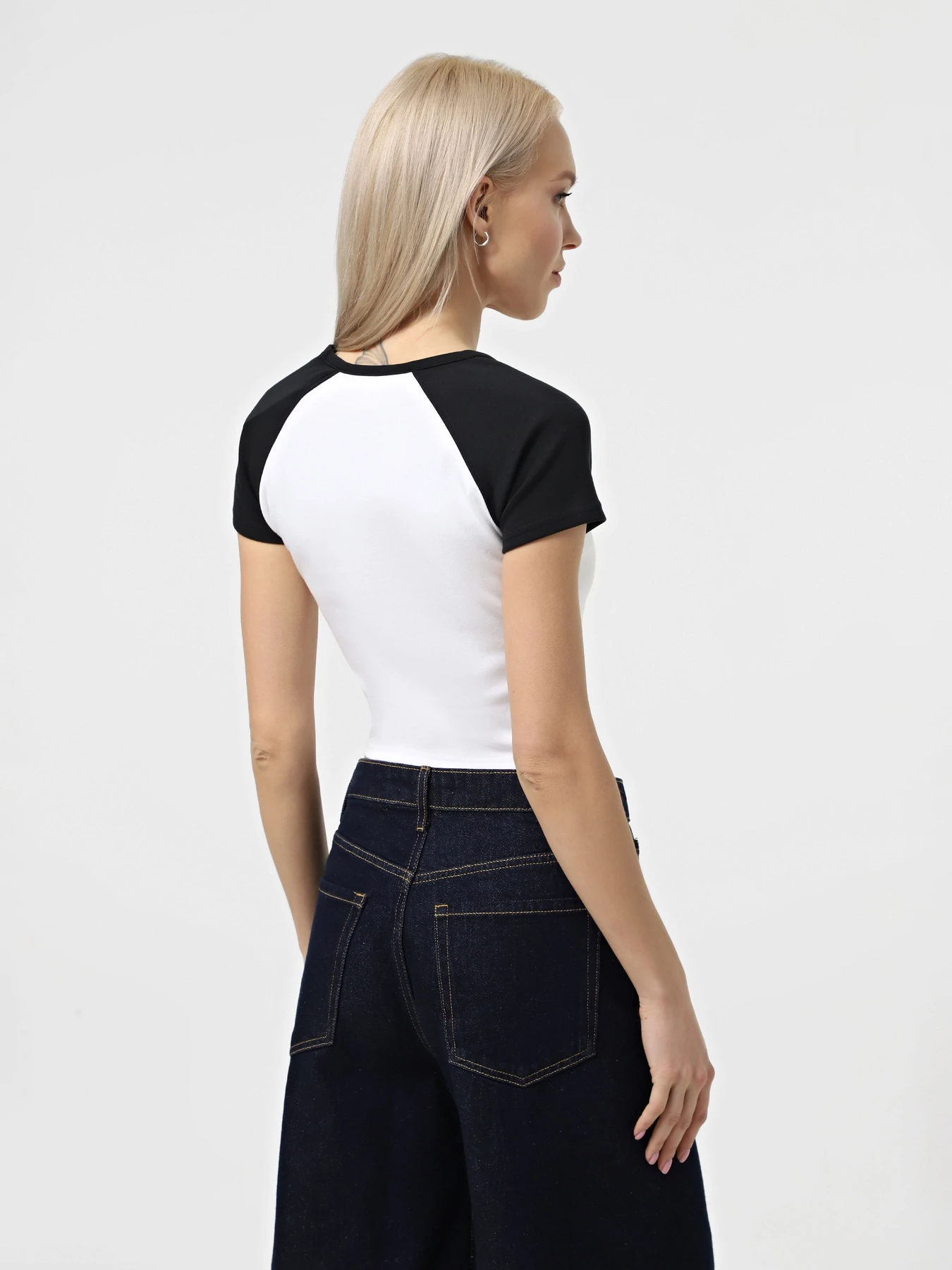 Футболки і поло CONVERSE CHUCK PATCH COLORBLOCK модель 10027396-001 Футболки і поло CONVERSE CHUCK PATCH COLORBLOCK модель 10027396-001 Фото