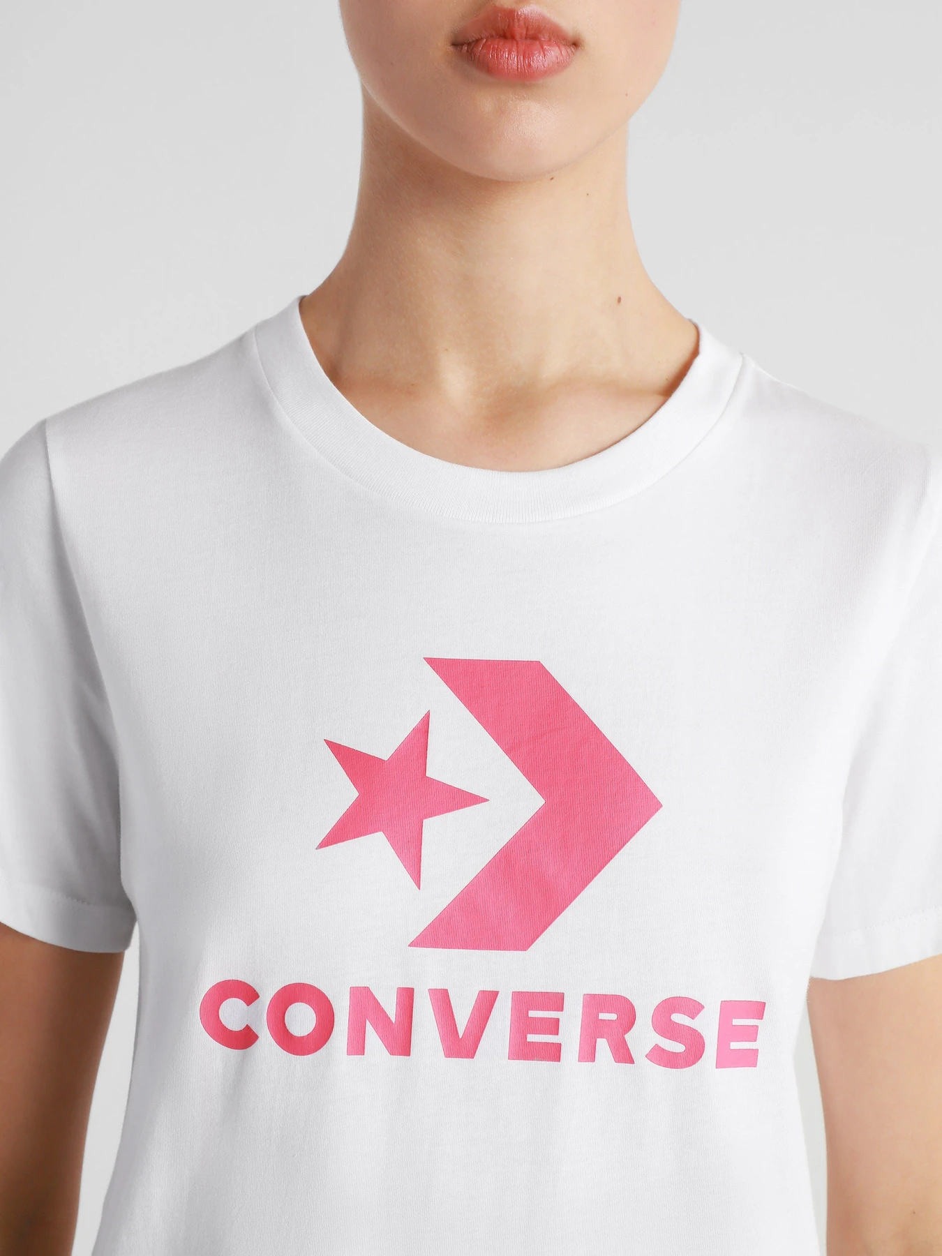 Футболки і поло CONVERSE Center Front Logo модель 10018569-101 Футболки і поло CONVERSE Center Front Logo модель 10018569-101 Фото
