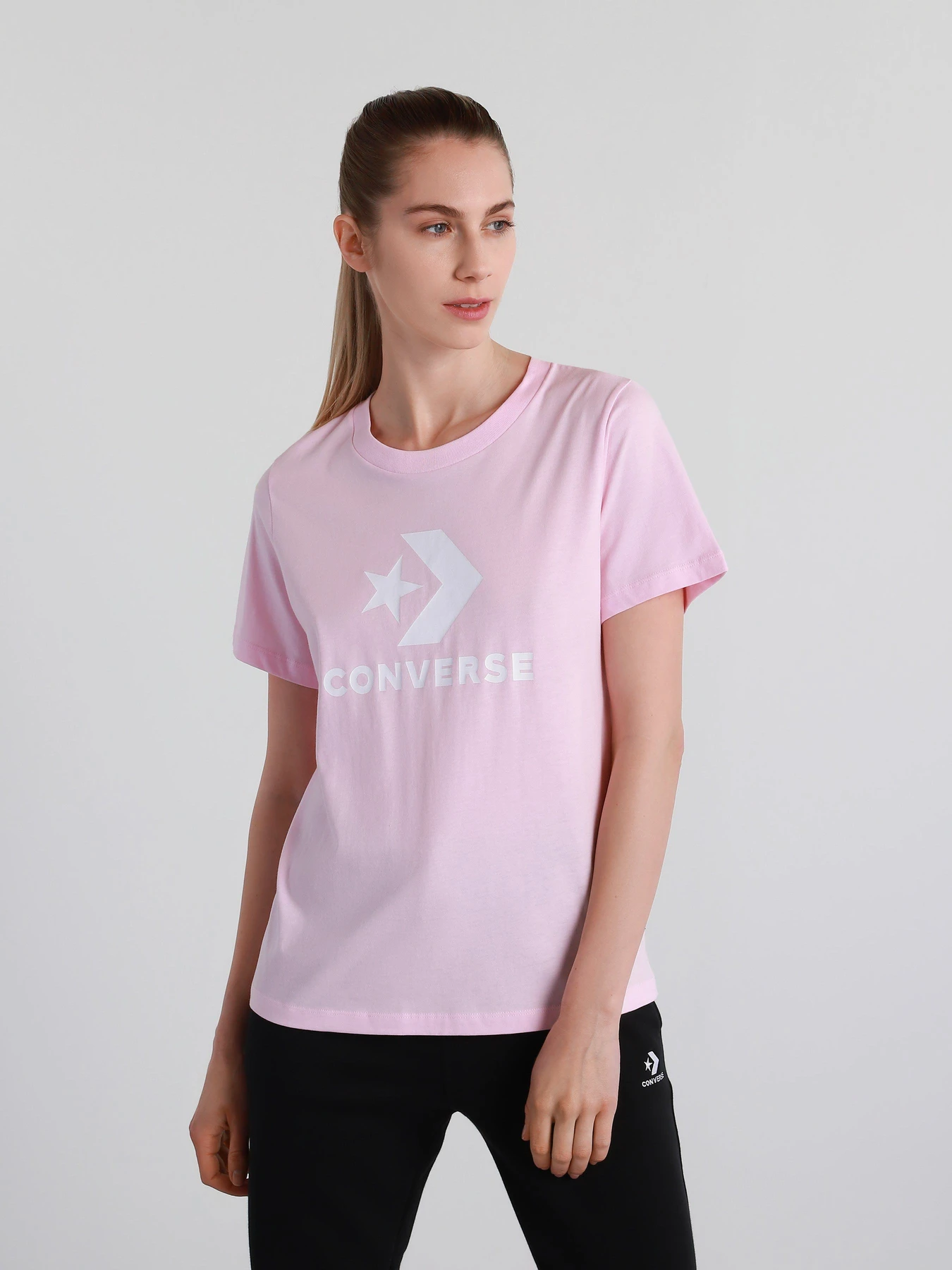 Футболки і поло CONVERSE Center Front Logo модель 10018569-681 Футболки і поло CONVERSE Center Front Logo модель 10018569-681 Фото