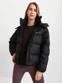Куртки та дублянки CONVERSE Short Down Jacket Entry Level модель 10021998-001 Фото