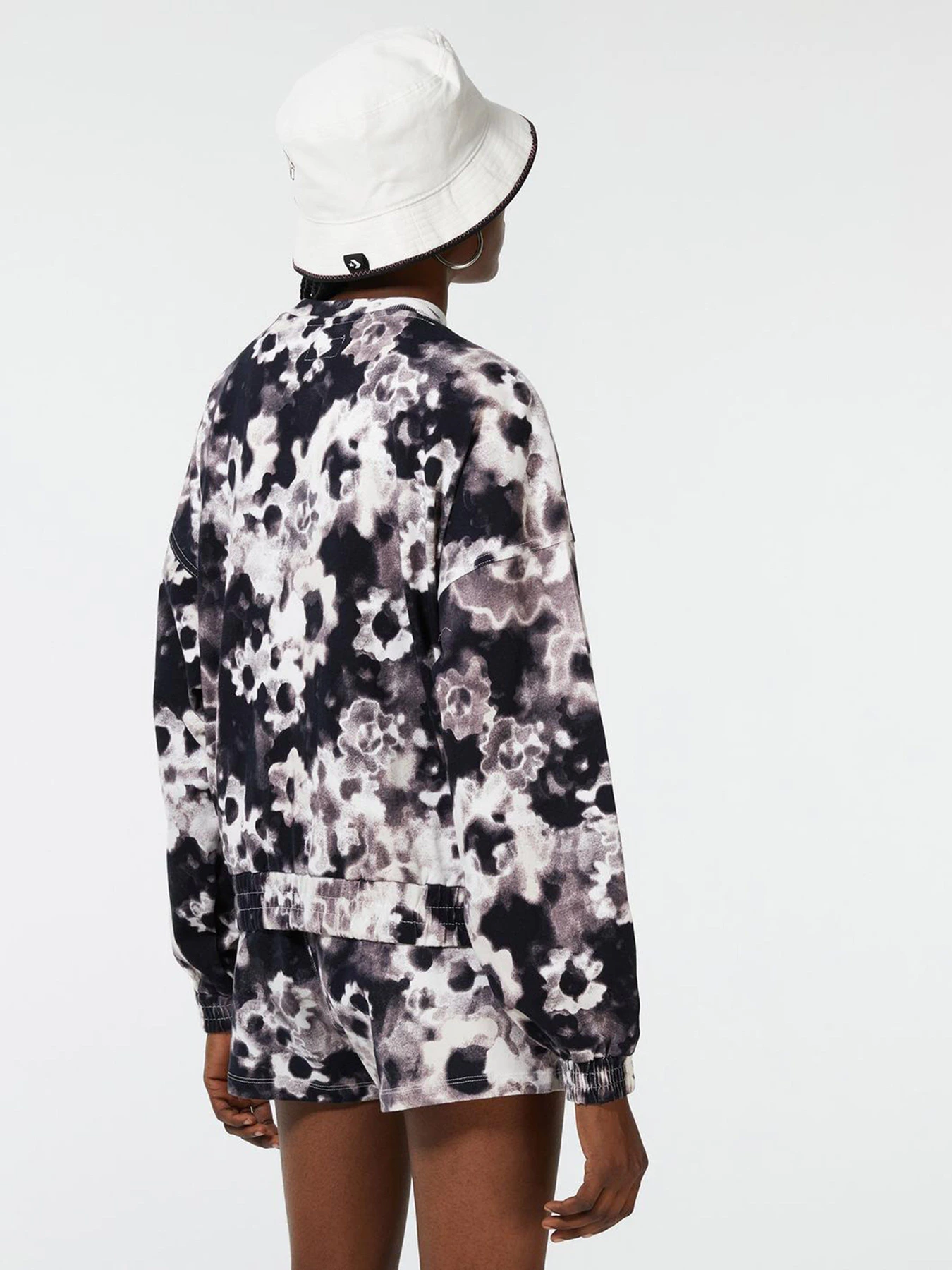 Худи и свитшоты CONVERSE Floral Chuck Patch модель 10023196-001 Худи и свитшоты CONVERSE Floral Chuck Patch модель 10023196-001 Фото