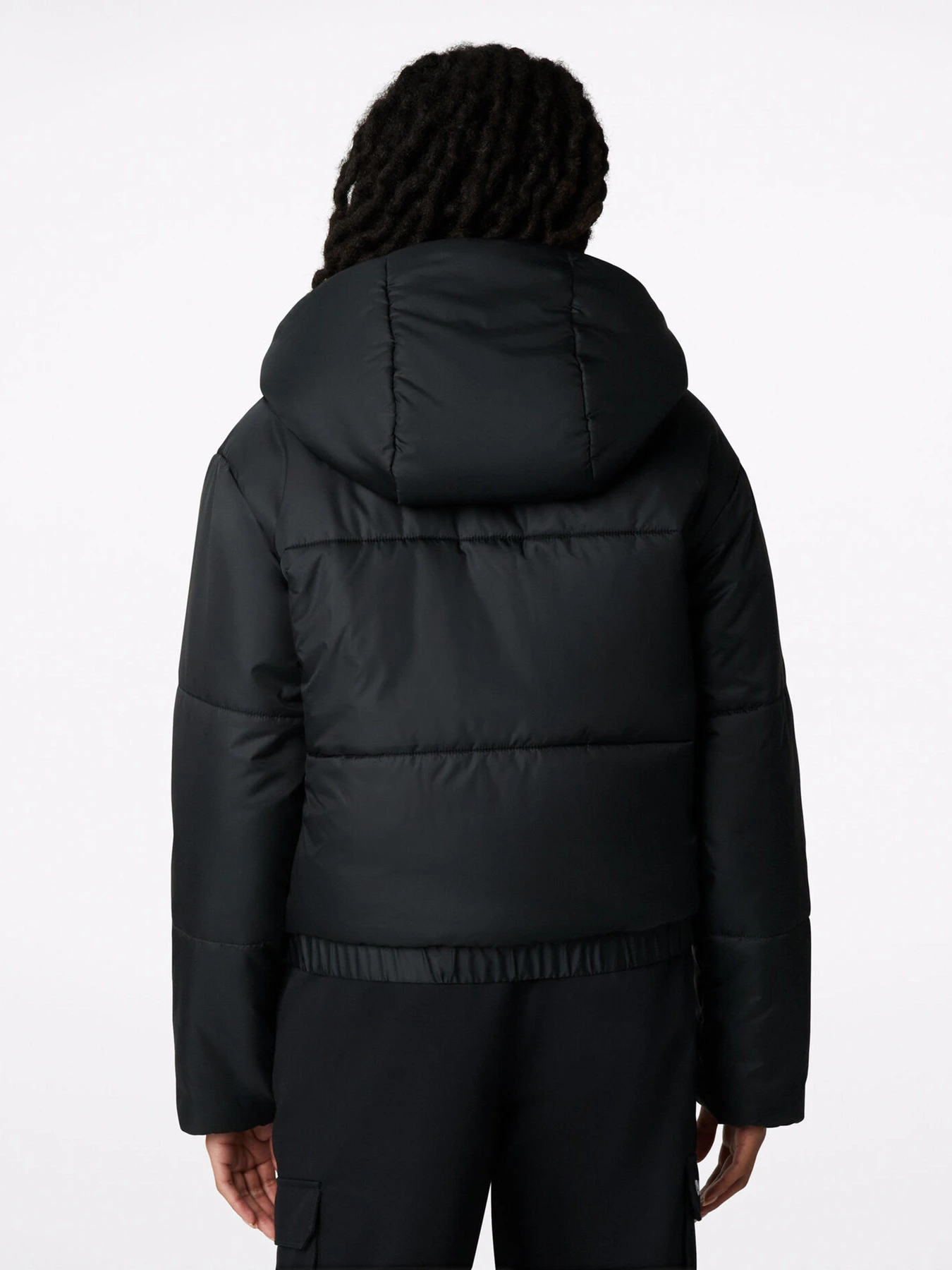 Куртки и дубленки CONVERSE Short Hooded Puffer модель 10023736-001 Куртки и дубленки CONVERSE Short Hooded Puffer модель 10023736-001 Фото