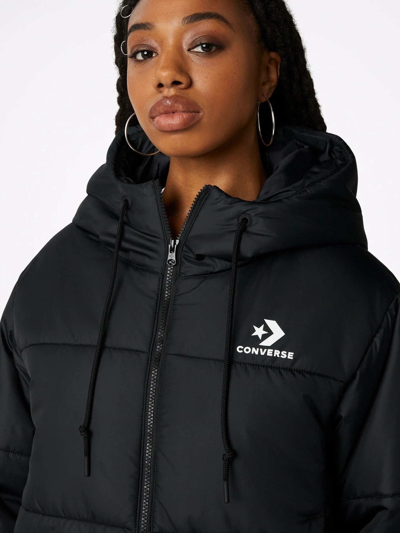 Куртки и дубленки CONVERSE Short Hooded Puffer модель 10023736-001 Куртки и дубленки CONVERSE Short Hooded Puffer модель 10023736-001 Фото