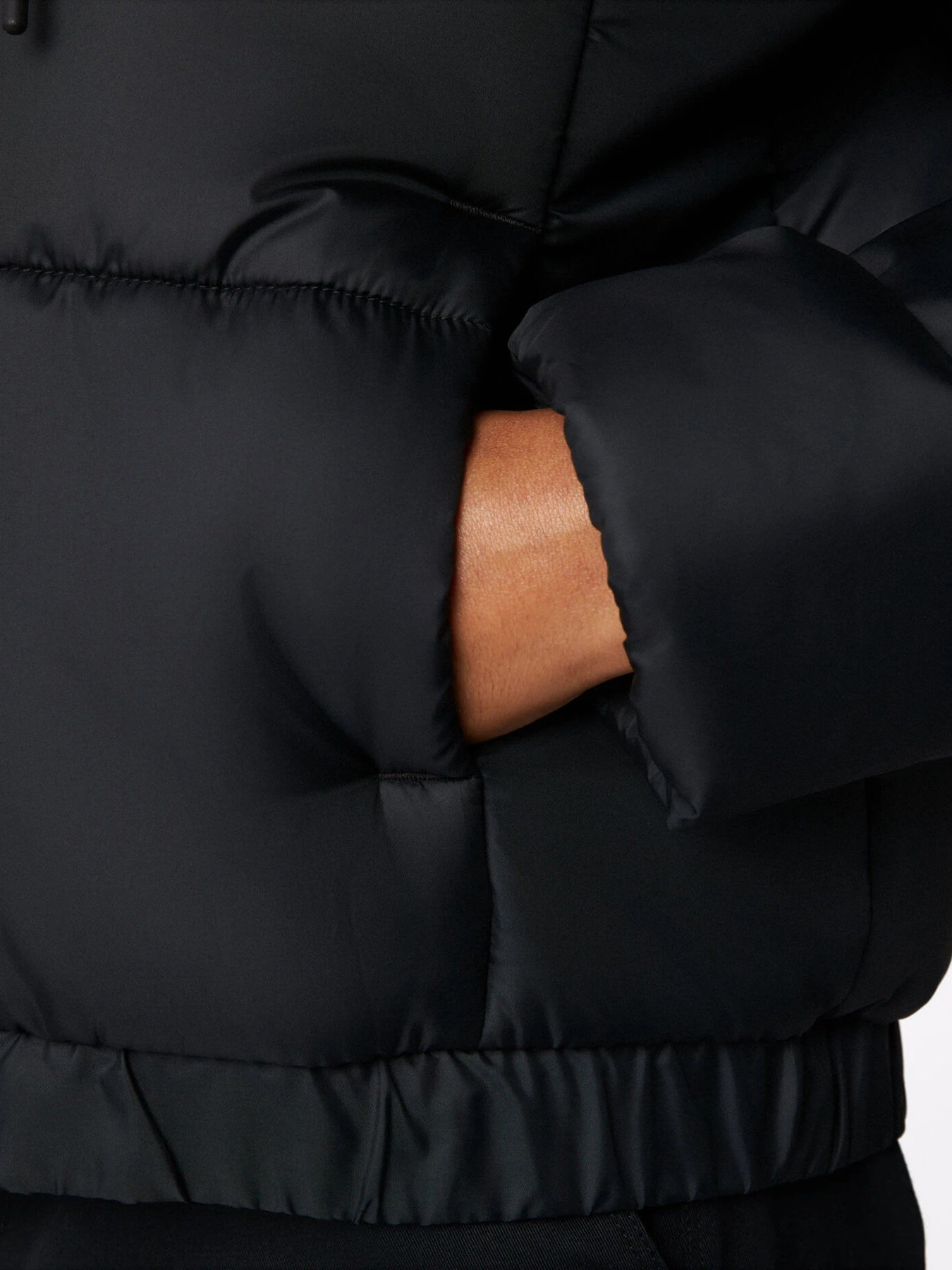 Куртки и дубленки CONVERSE Short Hooded Puffer модель 10023736-001 Куртки и дубленки CONVERSE Short Hooded Puffer модель 10023736-001 Фото