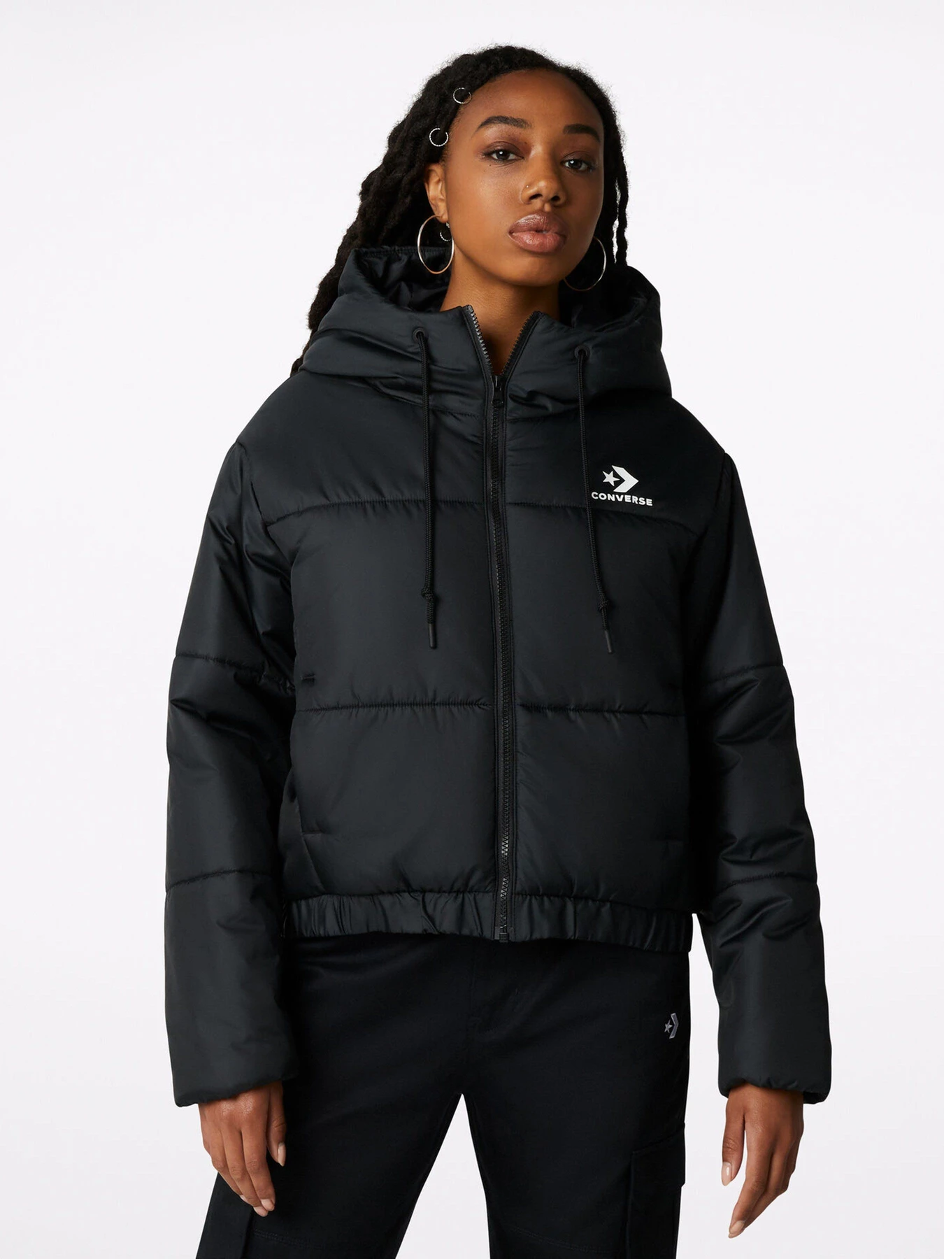 Куртки и дубленки CONVERSE Short Hooded Puffer модель 10023736-001 Куртки и дубленки CONVERSE Short Hooded Puffer модель 10023736-001 Фото