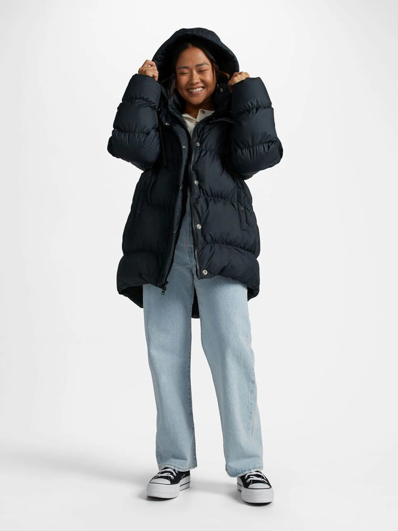 Куртки и дубленки CONVERSE Oversized Super Puffer модель 10025202-001 Куртки и дубленки CONVERSE Oversized Super Puffer модель 10025202-001 Фото