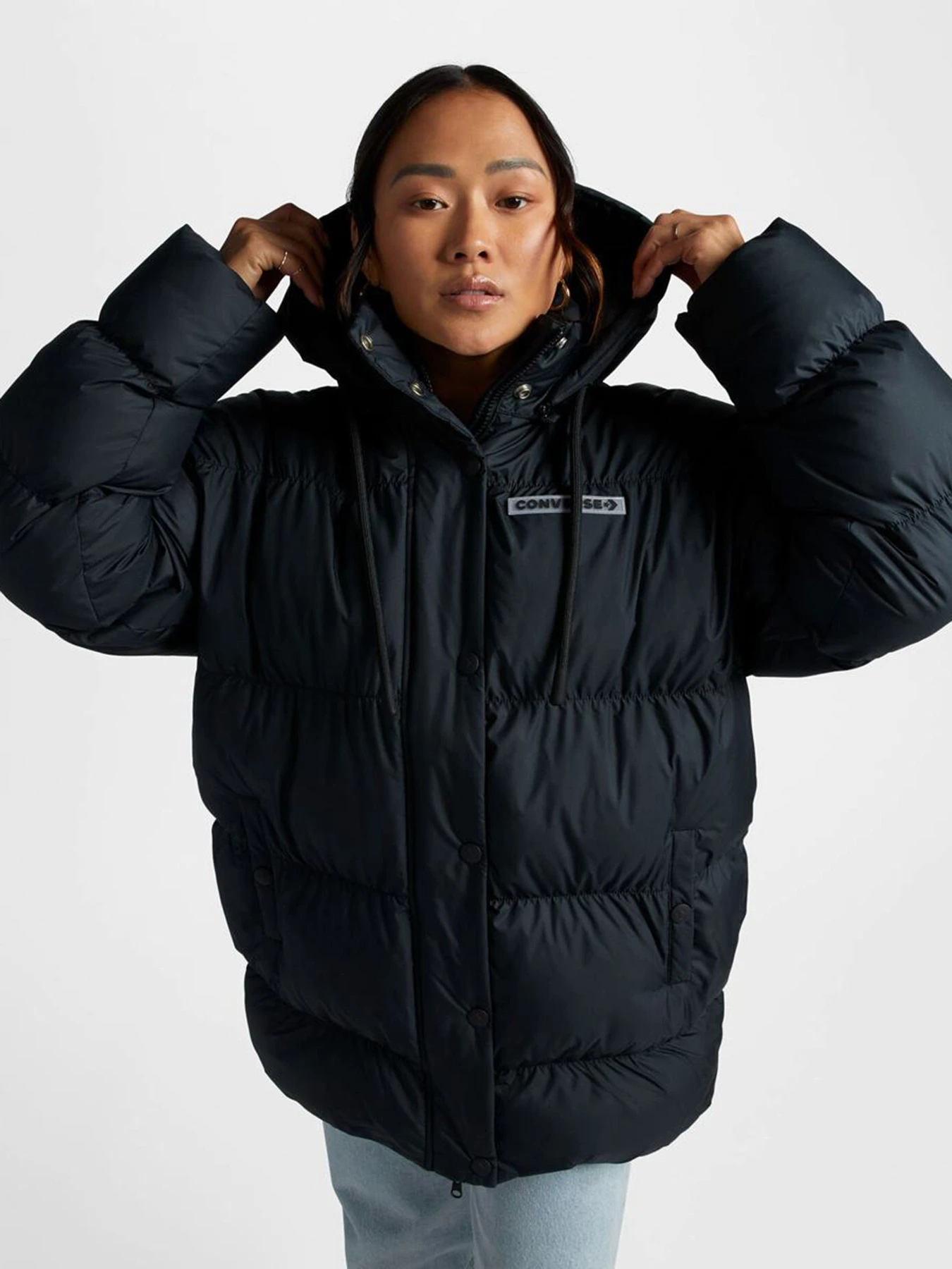 Куртки и дубленки CONVERSE Oversized Super Puffer модель 10025202-001 Куртки и дубленки CONVERSE Oversized Super Puffer модель 10025202-001 Фото