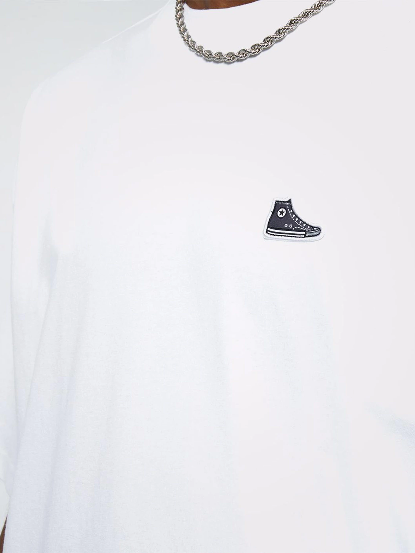 Футболки і поло CONVERSE Chuck Taylor Sneaker Patch Crew Neck модель 10020931-102 Футболки і поло CONVERSE Chuck Taylor Sneaker Patch Crew Neck модель 10020931-102 Фото