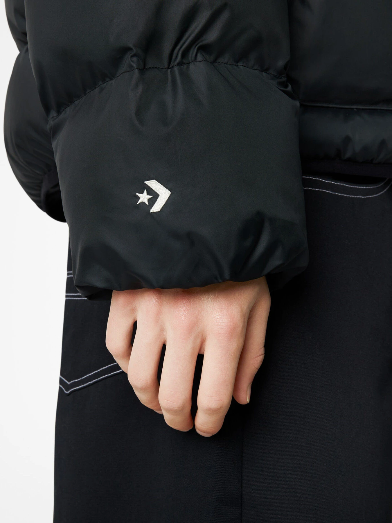 Куртки та дублянки CONVERSE Patch Pocket Puffer модель 10023798-001 Куртки та дублянки CONVERSE Patch Pocket Puffer модель 10023798-001 Фото