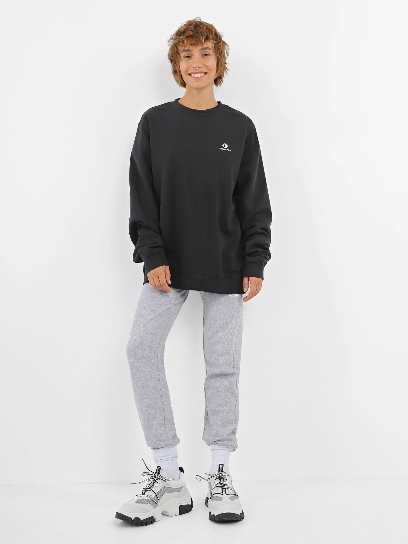 Худи и свитшоты CONVERSE Star Chevron Crew Vitality модель 10024510-001 Худи и свитшоты CONVERSE Star Chevron Crew Vitality модель 10024510-001 Фото