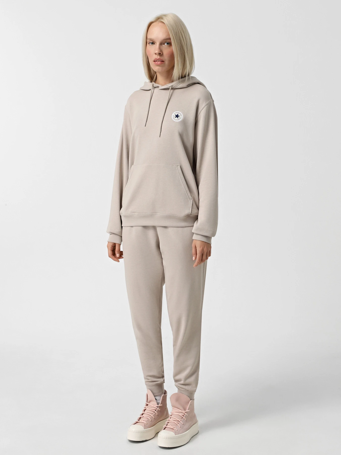 Худи и свитшоты CONVERSE STANDARD FIT CORE CHUCK PATCH модель 10026983-251 Худи и свитшоты CONVERSE STANDARD FIT CORE CHUCK PATCH модель 10026983-251 Фото