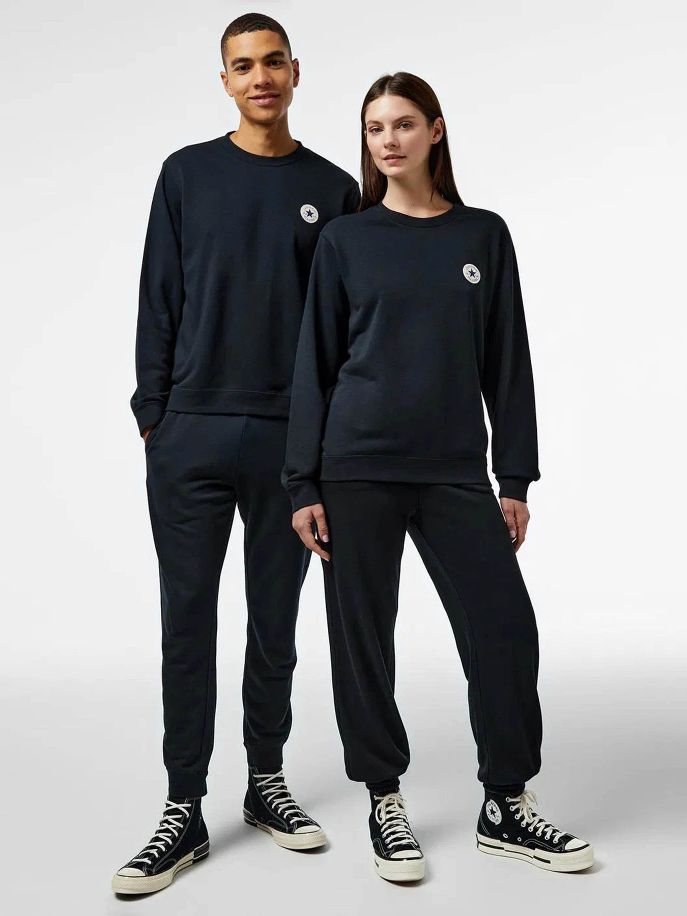 Худи и свитшоты CONVERSE CHUCK PATCH CREW модель 10027001-001 Худи и свитшоты CONVERSE CHUCK PATCH CREW модель 10027001-001 Фото