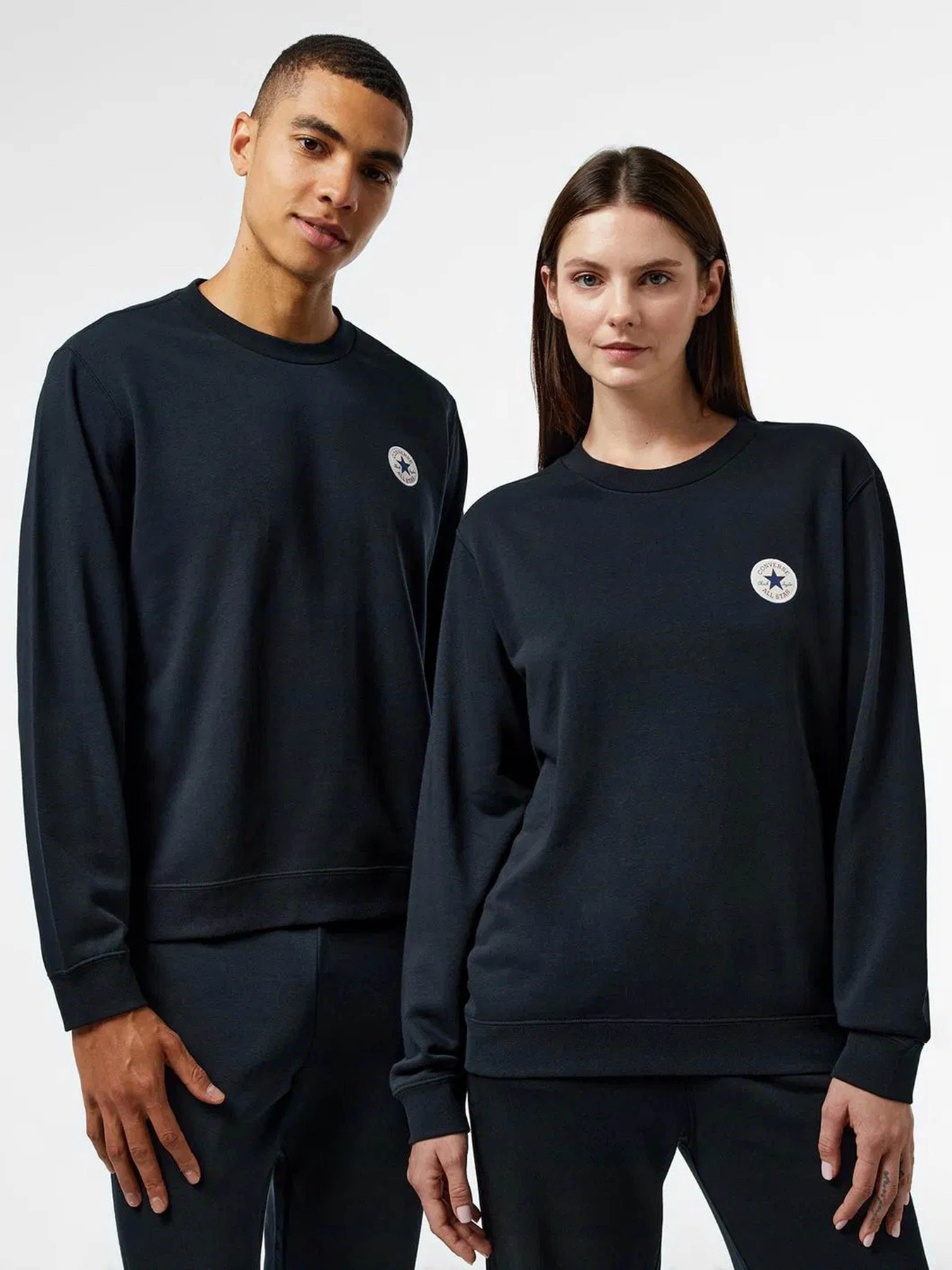Худи и свитшоты CONVERSE CHUCK PATCH CREW модель 10027001-001 Худи и свитшоты CONVERSE CHUCK PATCH CREW модель 10027001-001 Фото