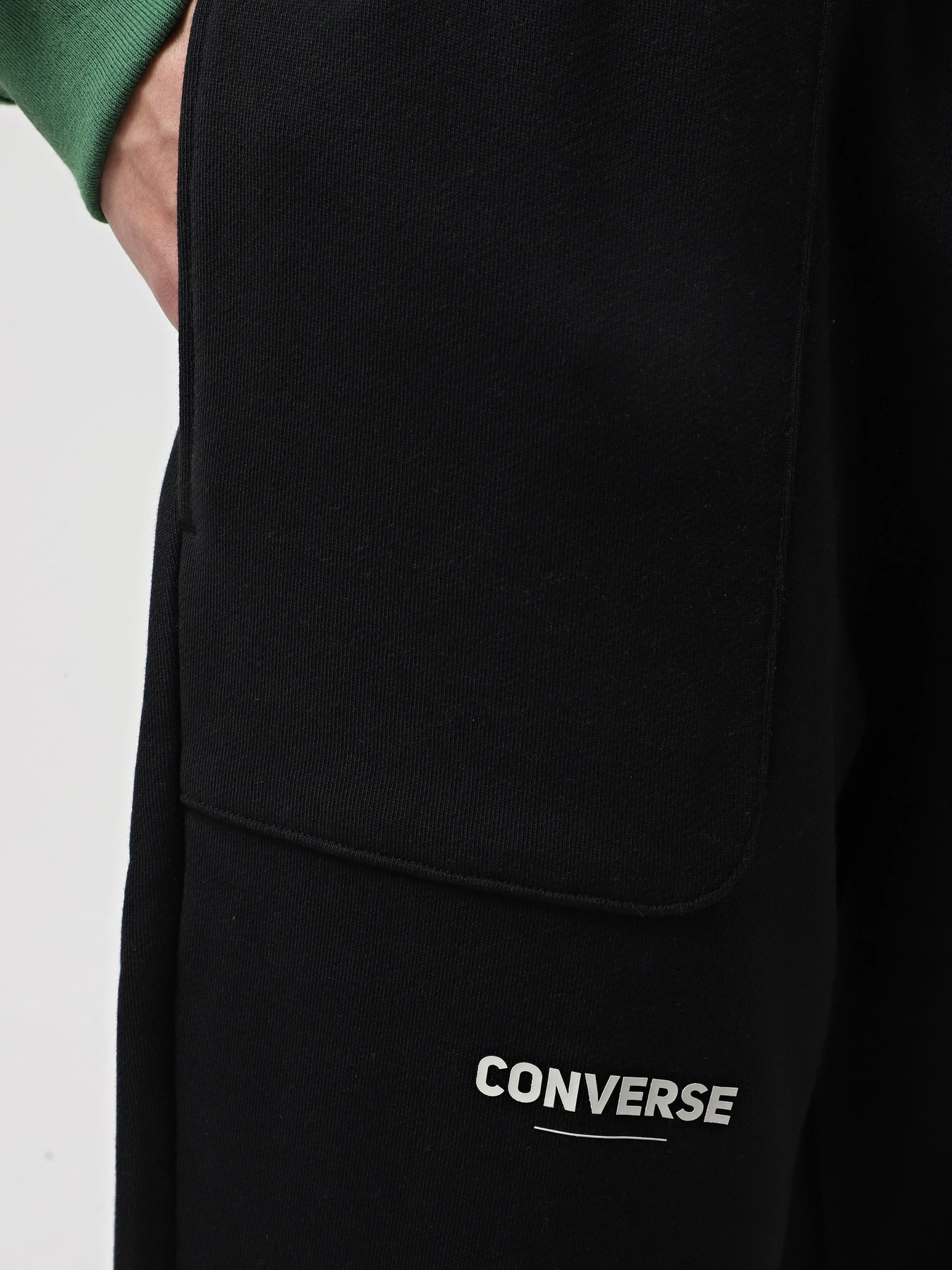 Брюки CONVERSE WORDMARK FIT GRAPHIC модель 10027359-001 Брюки CONVERSE WORDMARK FIT GRAPHIC модель 10027359-001 Фото