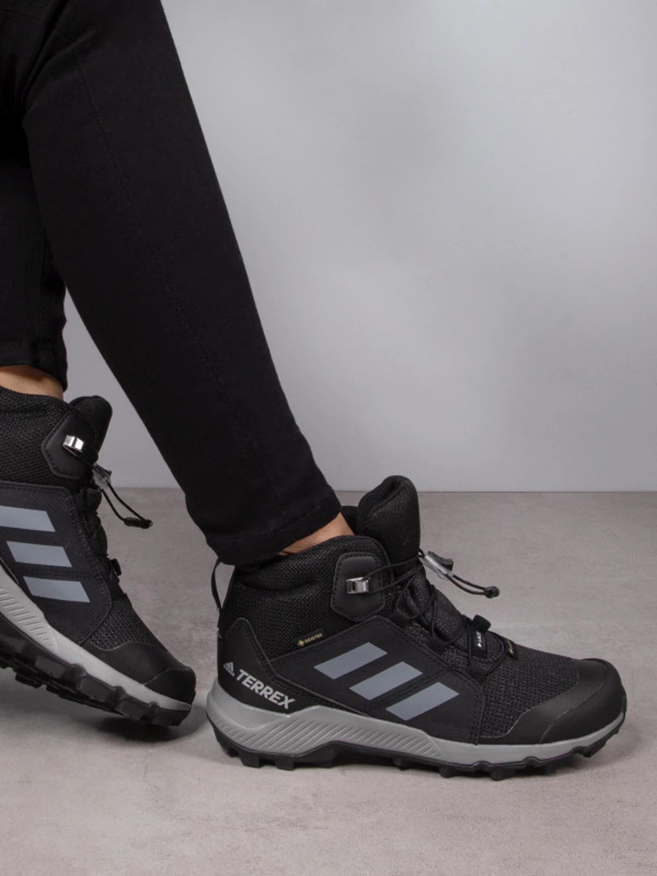 Черевики та чоботи Adidas Terrex Mid Gore-Tex Hiking модель EF0225 Фото