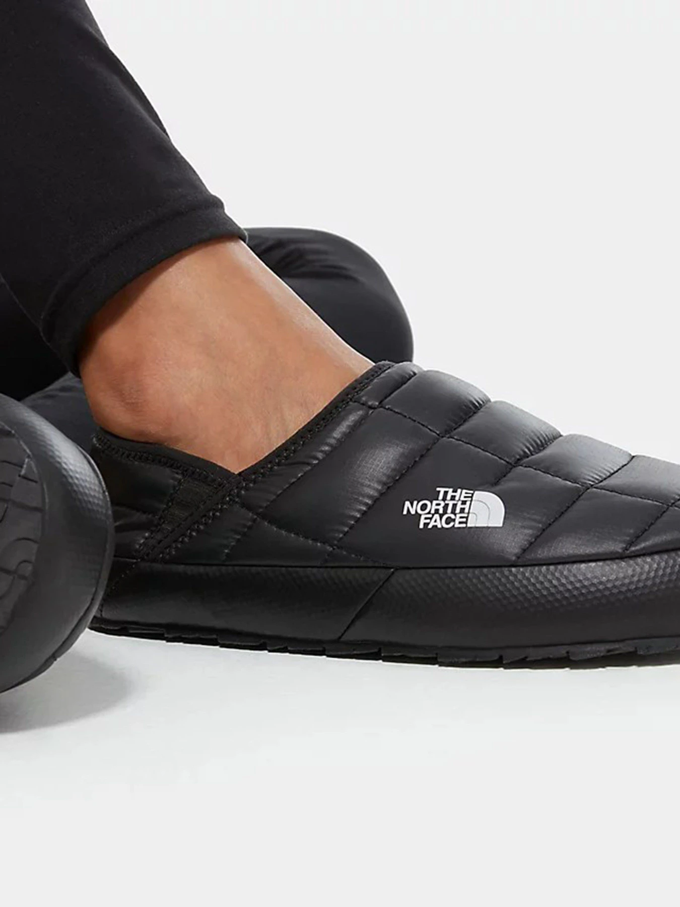 Сліпони та мокасини The North Face ThermoBall™ V модель NF0A3V1HKX71 Фото