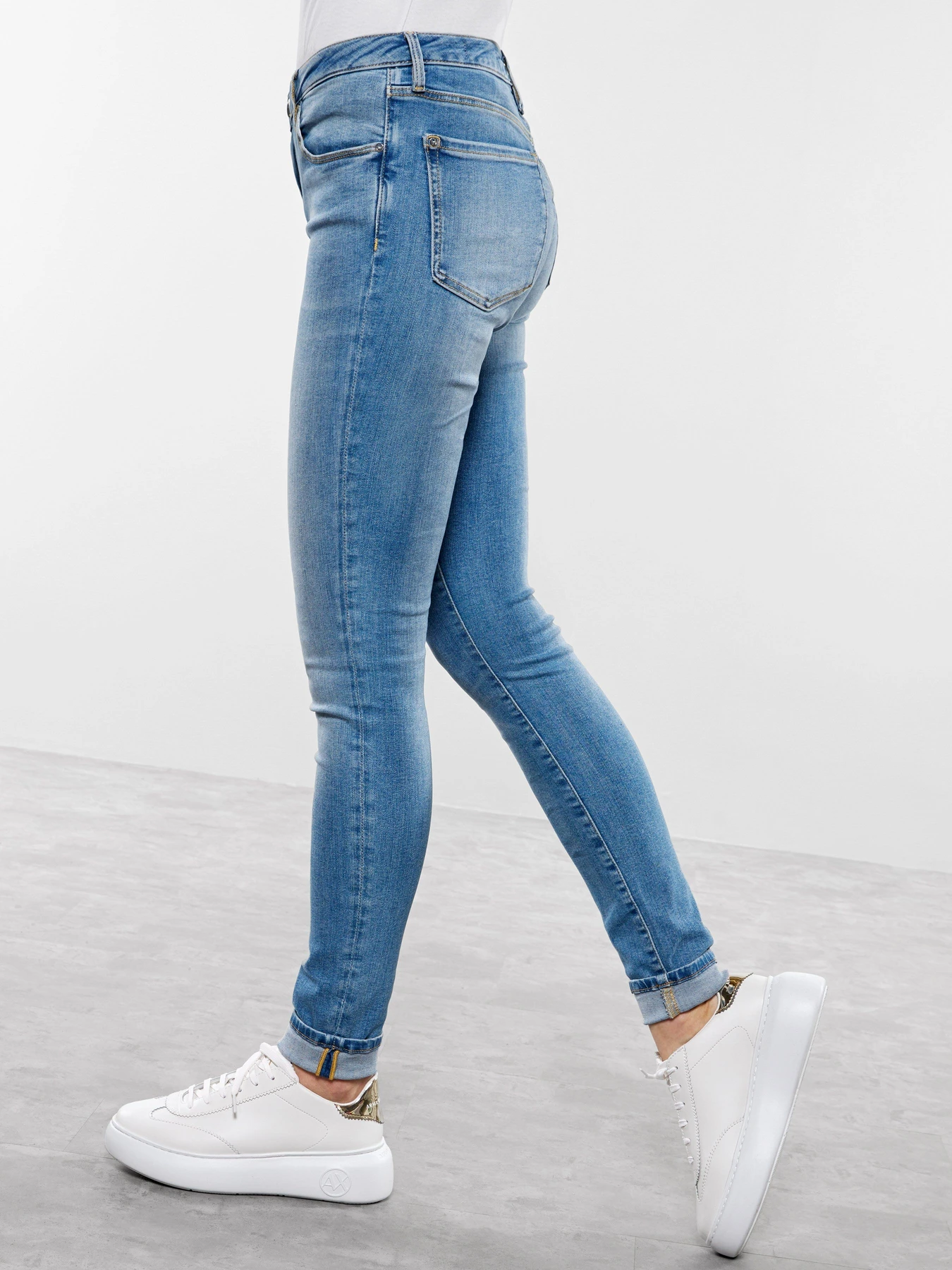 Джинсы GUESS модель W01A99-D38R4-LIVW Фото