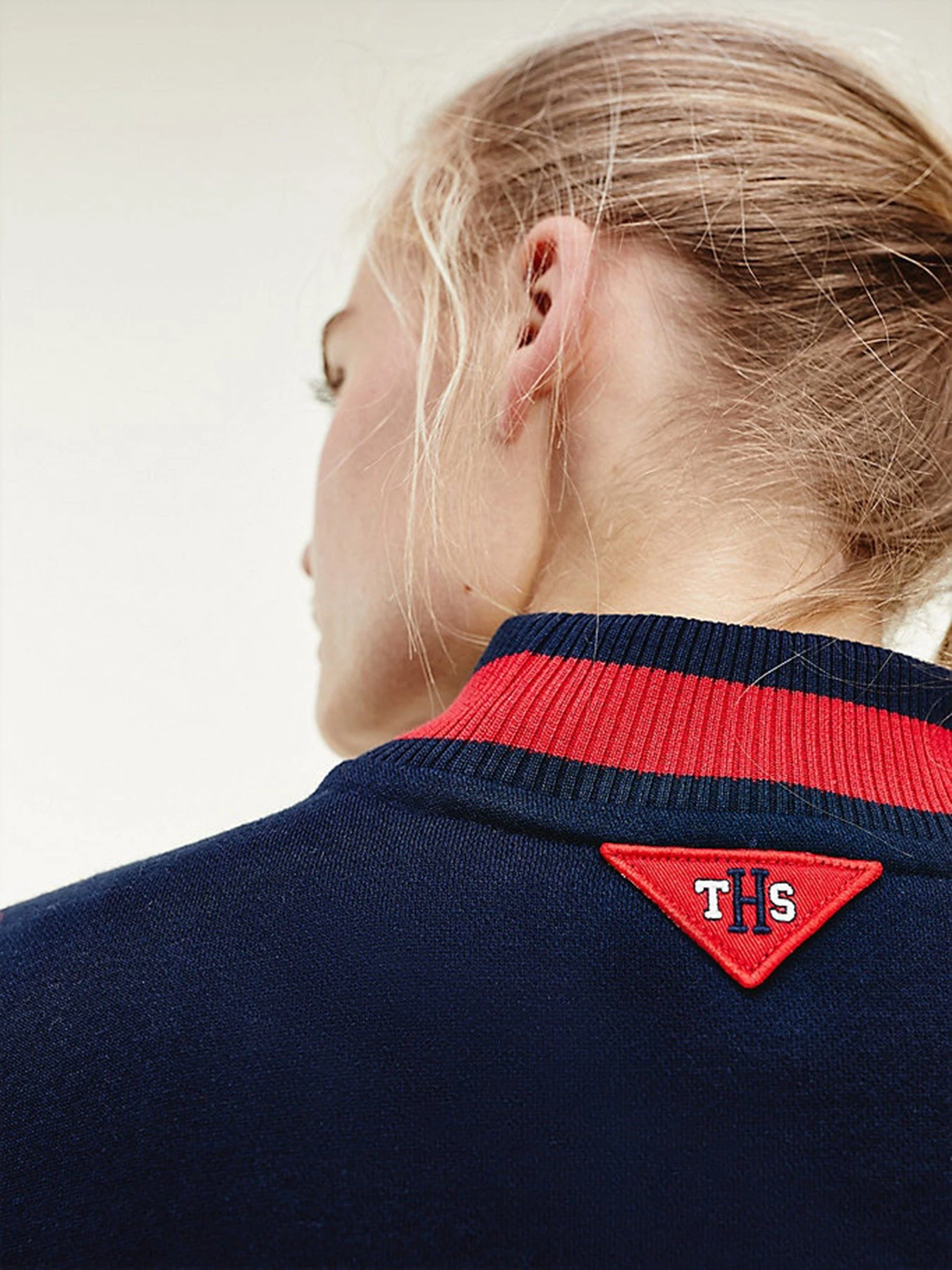 Худи и свитшоты Tommy Hilfiger модель S10S100662-DW5 Худи и свитшоты Tommy Hilfiger модель S10S100662-DW5 Фото