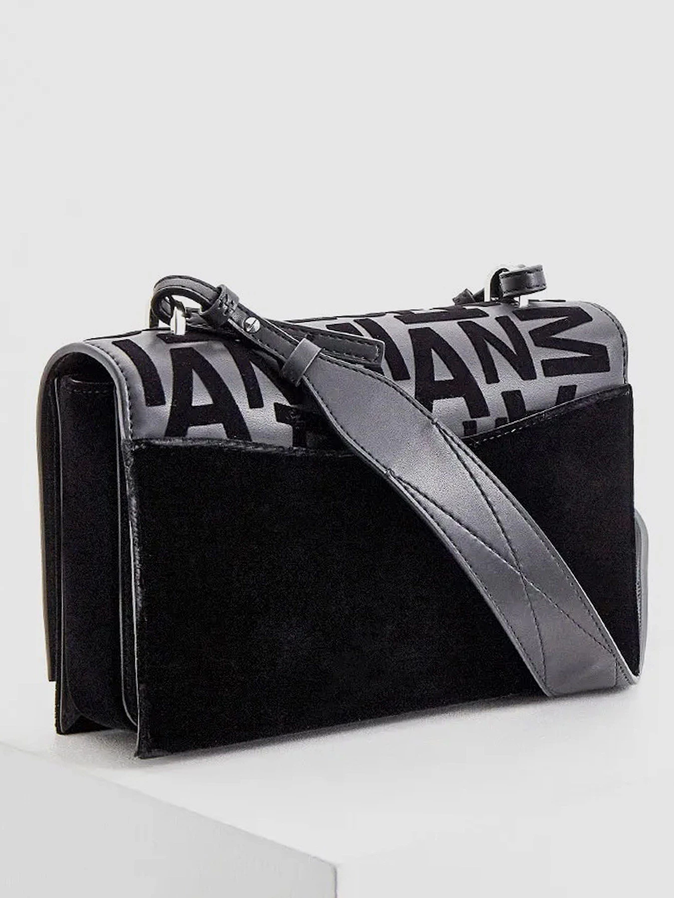 Сумки Emporio Armani модель Y3E123-YI60E-88291 Сумки Emporio Armani модель Y3E123-YI60E-88291 Фото