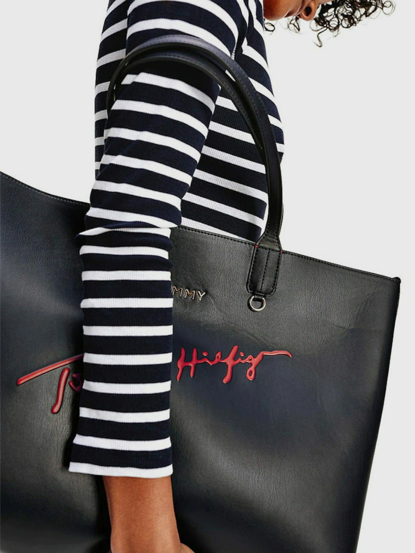 Сумки Tommy Hilfiger модель AW0AW08607-YAF Сумки Tommy Hilfiger модель AW0AW08607-YAF Фото