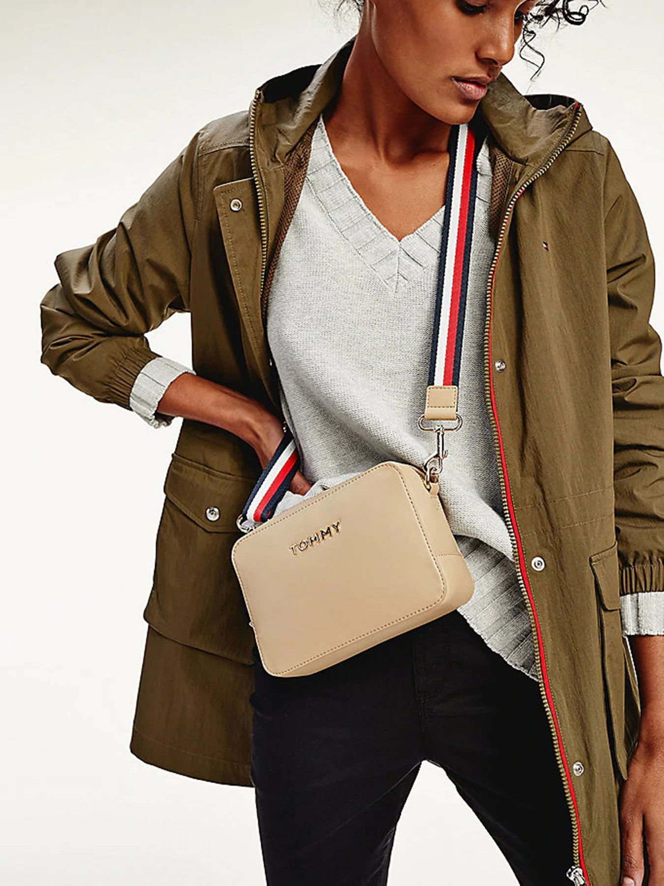 Сумки Tommy Hilfiger Iconic Metal Logo модель AW0AW08608-AEG Фото