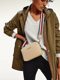 Сумки Tommy Hilfiger Iconic Metal Logo модель AW0AW08608-AEG Фото