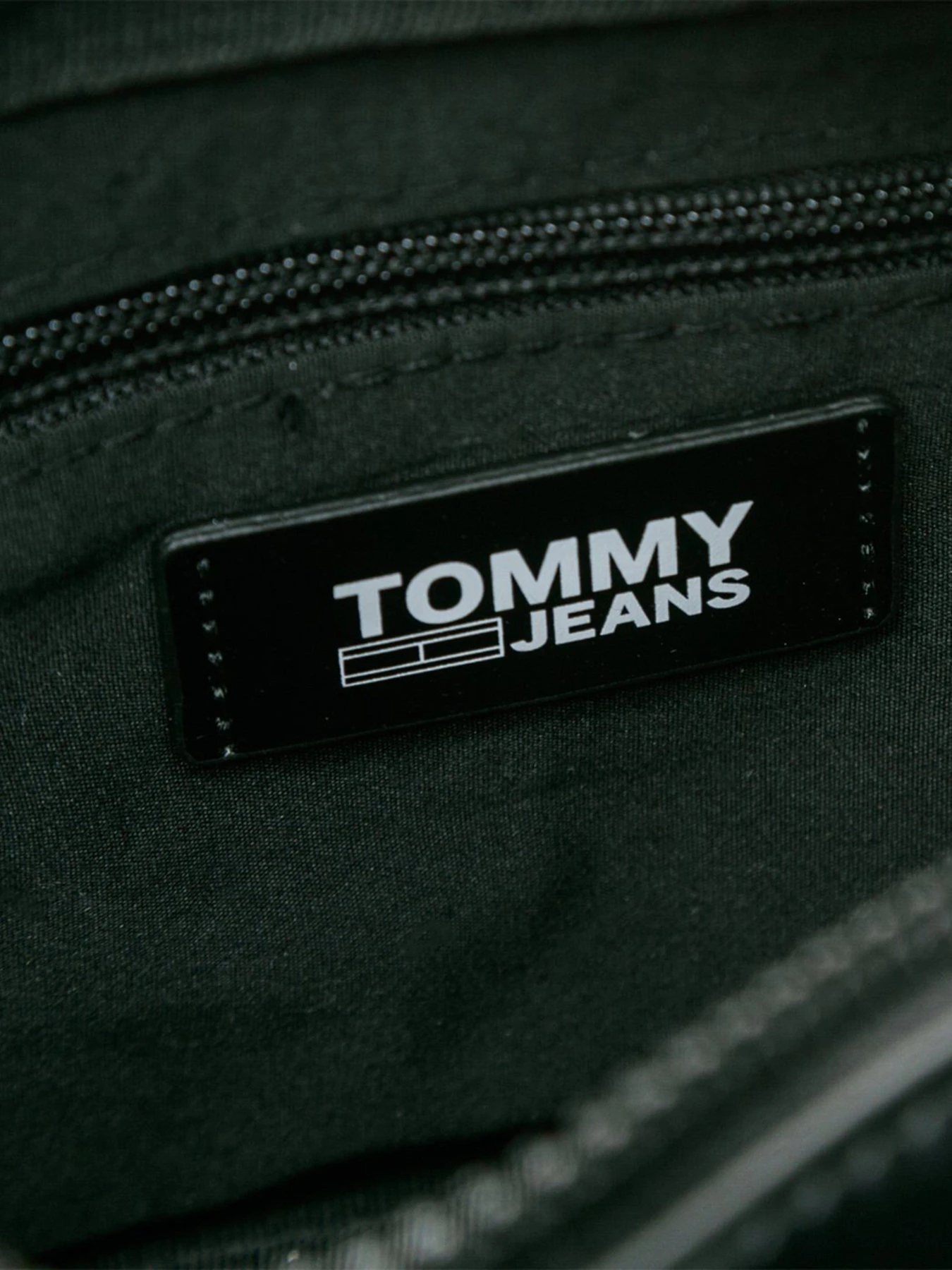 Сумки Tommy Hilfiger New Gen модель AW0AW08566-BDS Сумки Tommy Hilfiger New Gen модель AW0AW08566-BDS Фото