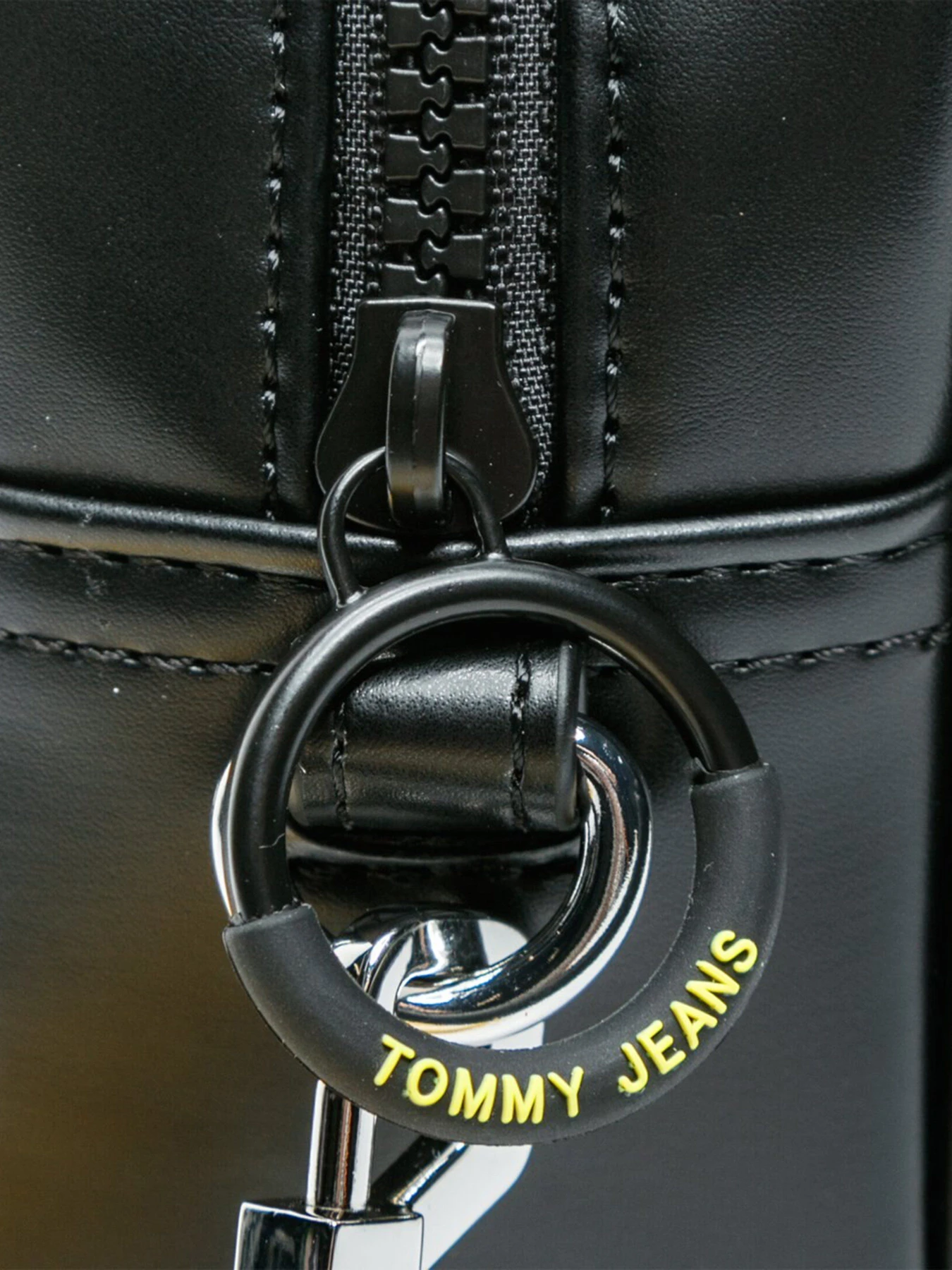 Сумки Tommy Hilfiger New Gen модель AW0AW08566-BDS Сумки Tommy Hilfiger New Gen модель AW0AW08566-BDS Фото