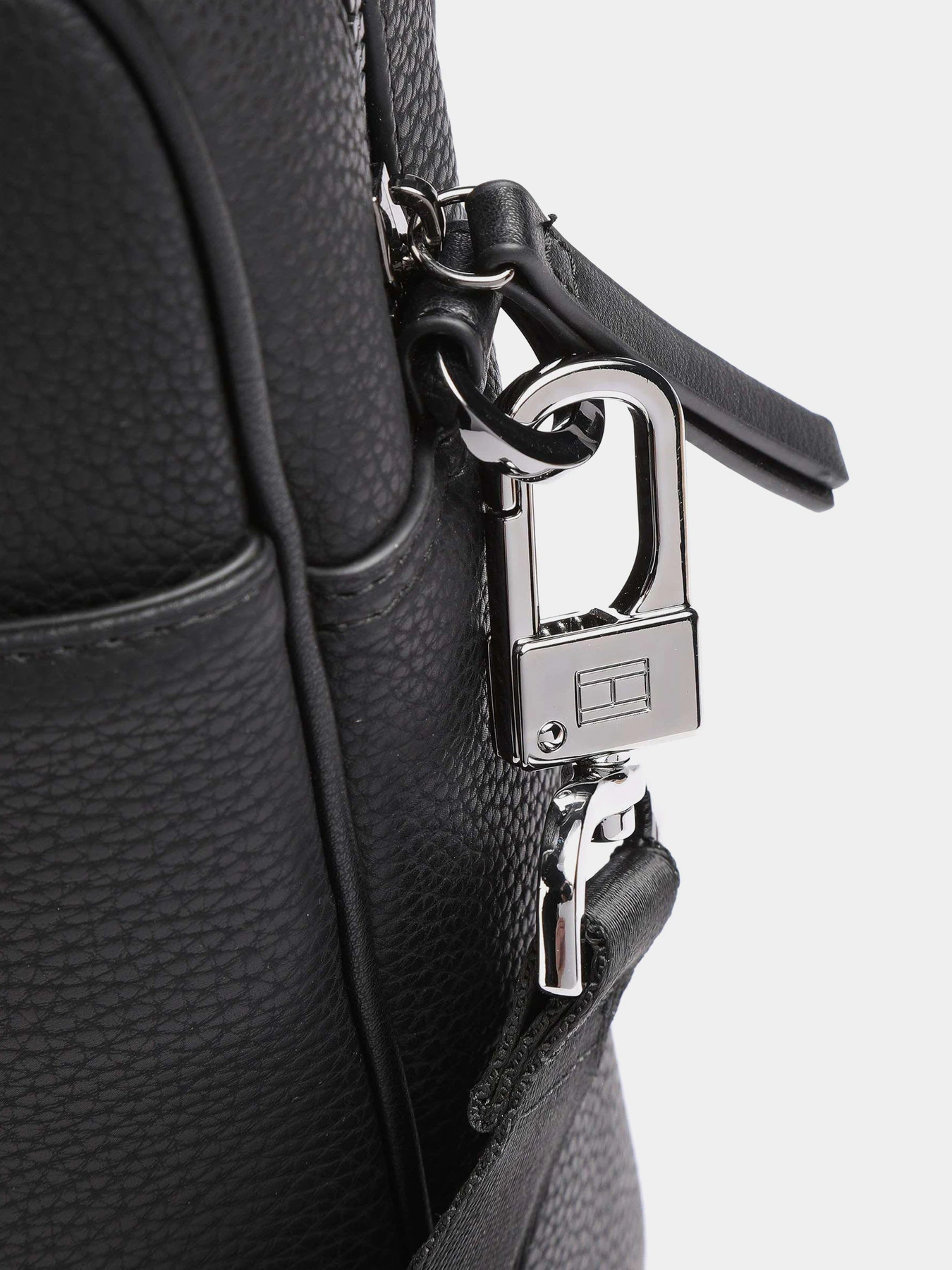 Сумки Tommy Hilfiger модель AM0AM06475-BDS Сумки Tommy Hilfiger модель AM0AM06475-BDS Фото