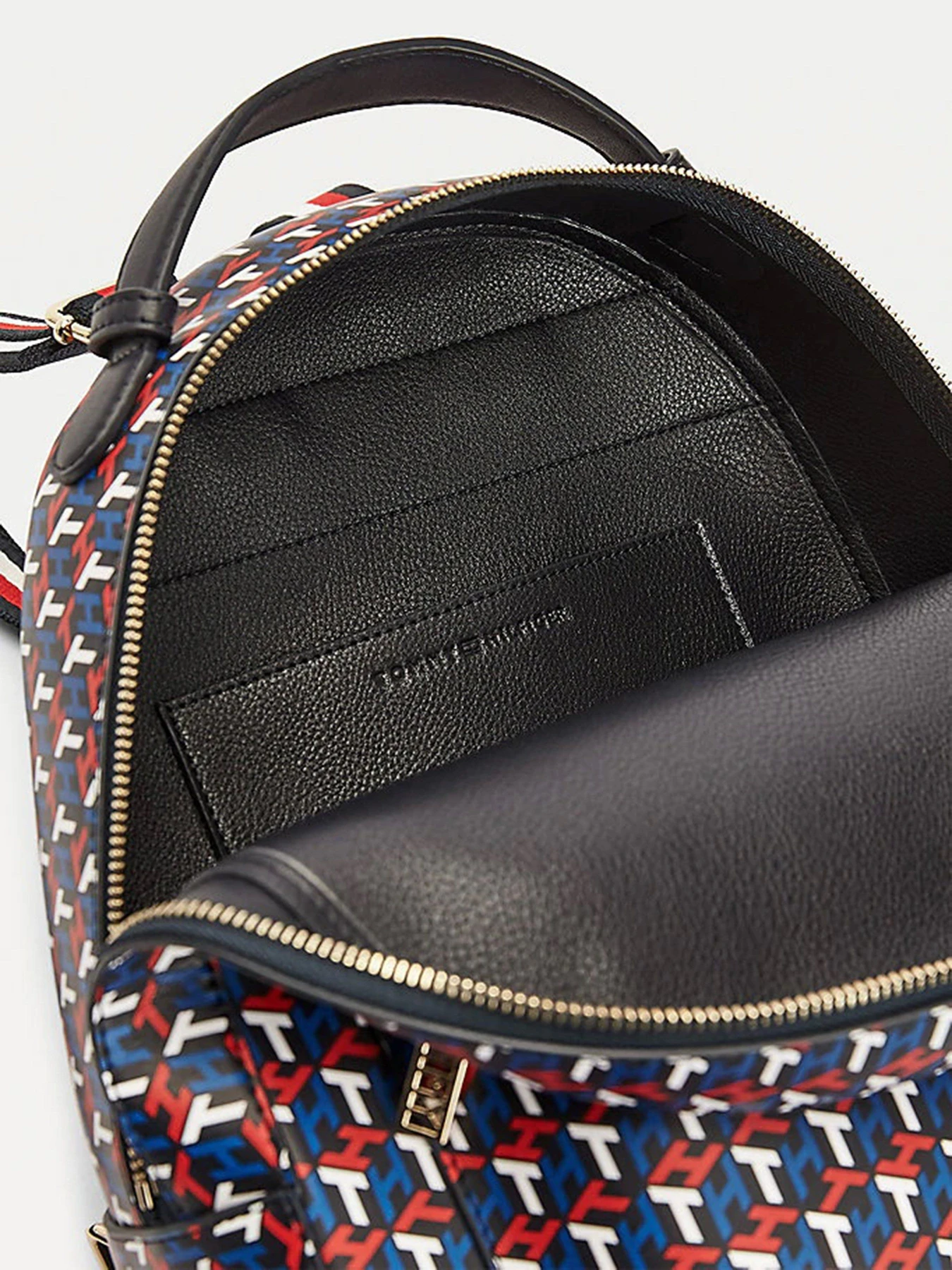 Рюкзаки Tommy Hilfiger Iconic модель AW0AW09048-XMP Рюкзаки Tommy Hilfiger Iconic модель AW0AW09048-XMP Фото