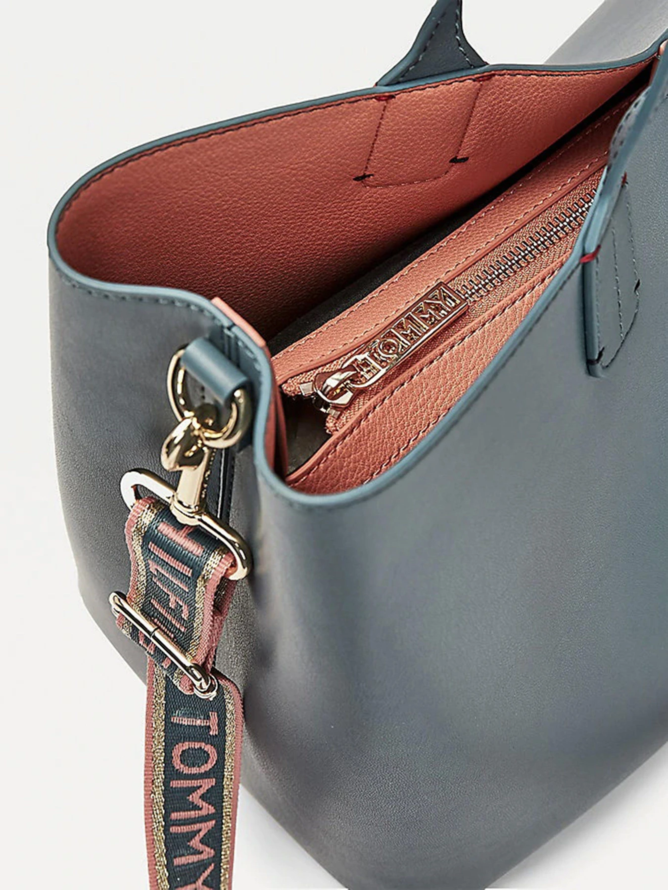 Сумки Tommy Hilfiger Iconic модель AW0AW08812-DA4 Фото