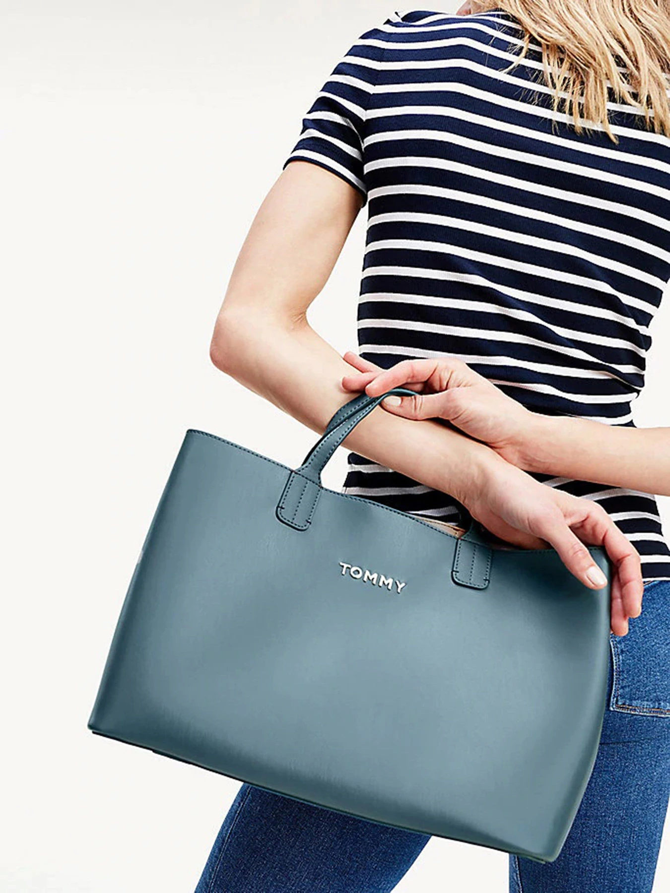 Сумки Tommy Hilfiger Iconic модель AW0AW08812-DA4 Фото