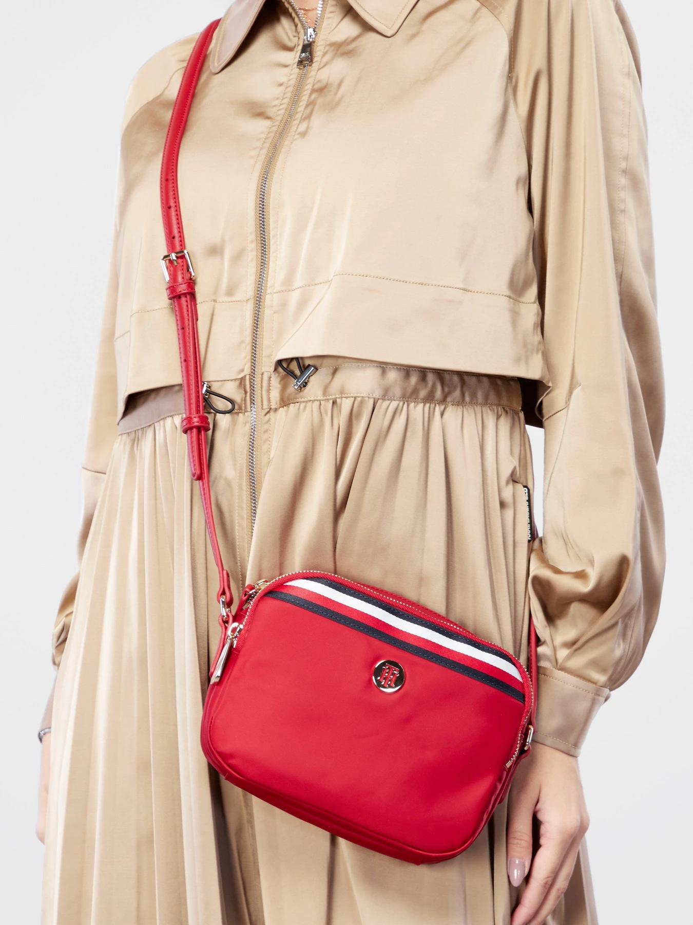 Сумки Tommy Hilfiger модель AW0AW08827-XMP Сумки Tommy Hilfiger модель AW0AW08827-XMP Фото