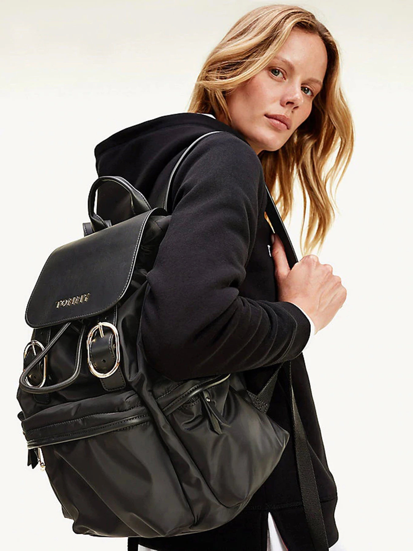 Рюкзаки Tommy Hilfiger ESSENCE модель AW0AW08853-0GJ Рюкзаки Tommy Hilfiger ESSENCE модель AW0AW08853-0GJ Фото