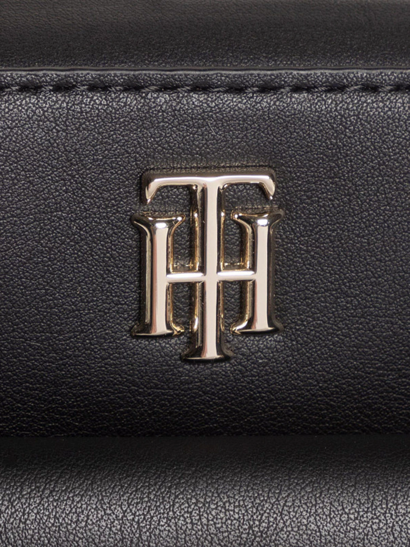 Сумки Tommy Hilfiger SEASONAL модель AW0AW08821-0GJ Сумки Tommy Hilfiger SEASONAL модель AW0AW08821-0GJ Фото
