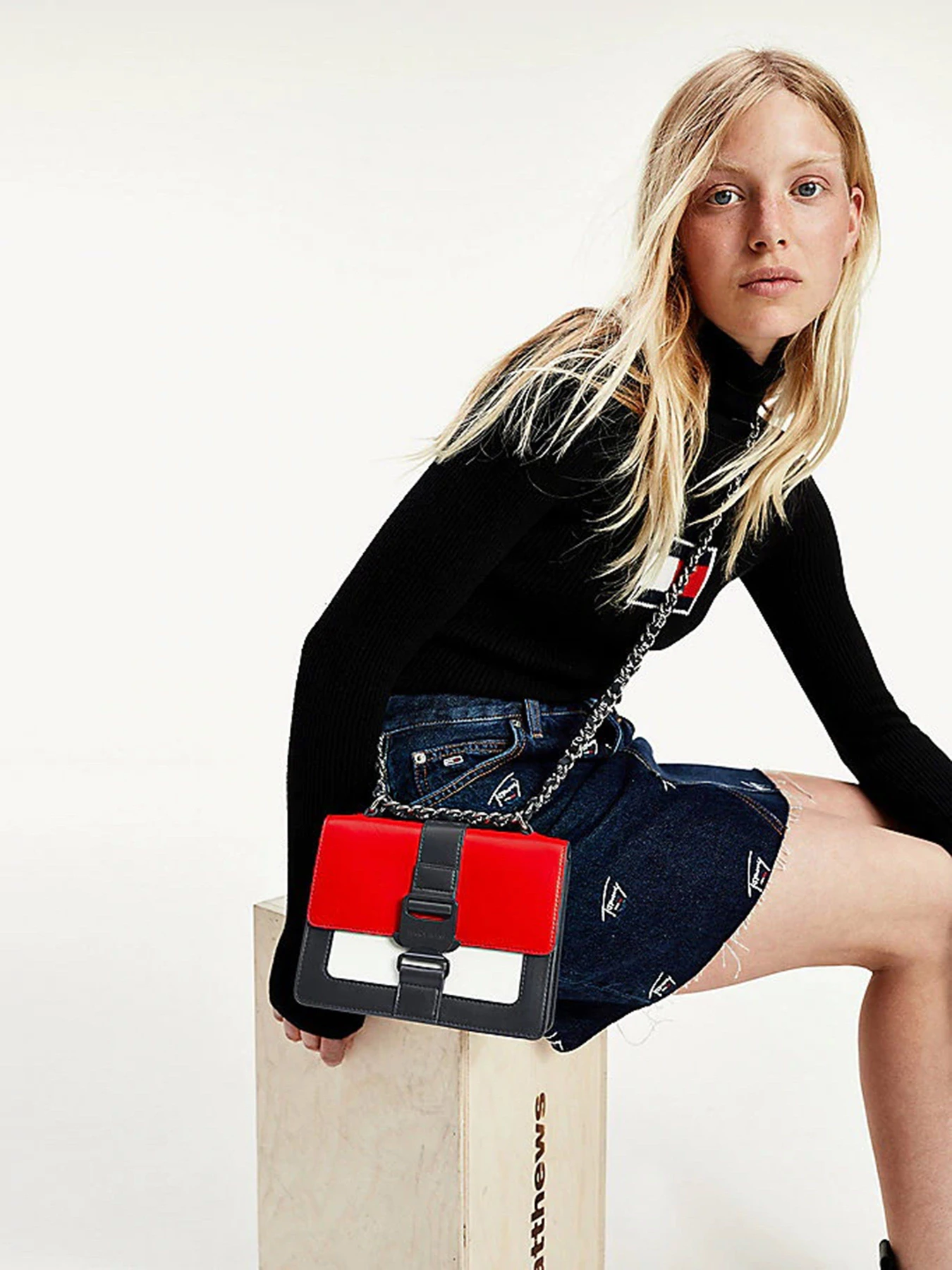 Сумки Tommy Hilfiger модель AW0AW08965-0GY Сумки Tommy Hilfiger модель AW0AW08965-0GY Фото