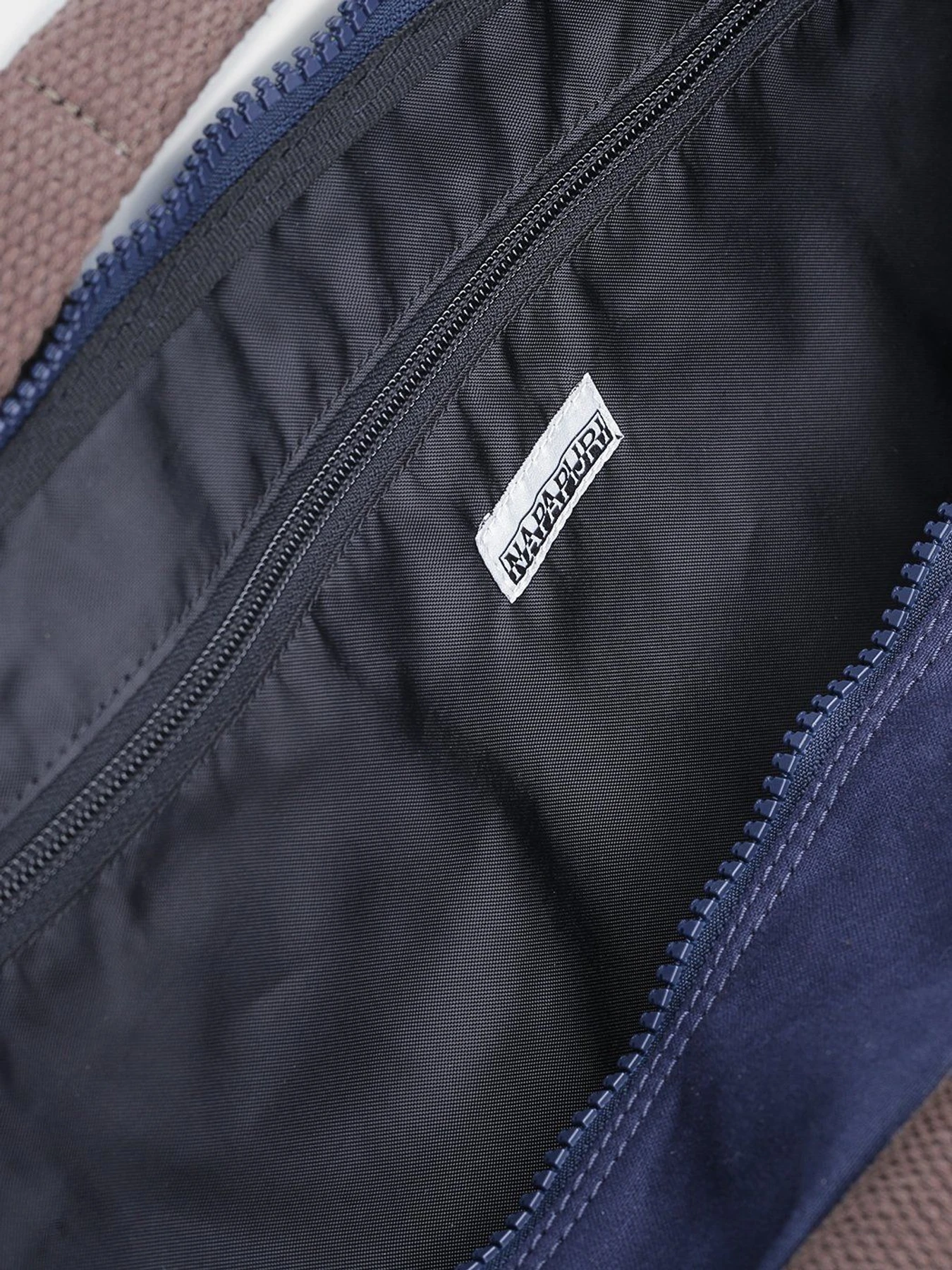 Дорожные сумки и чемоданы Napapijri Duffle Hering модель NP0A4EUD1761 Дорожные сумки и чемоданы Napapijri Duffle Hering модель NP0A4EUD1761 Фото