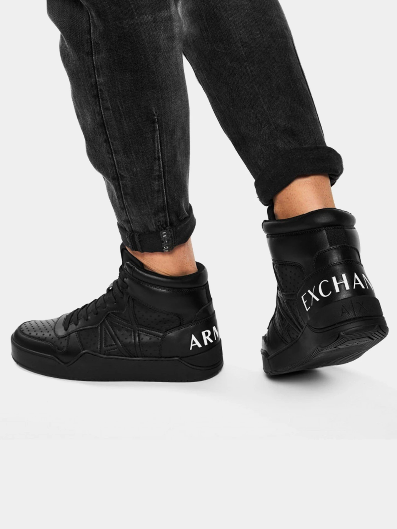 Кроссовки Armani Exchange модель XUZ003-XCC66-00002 Кроссовки Armani Exchange модель XUZ003-XCC66-00002 Фото