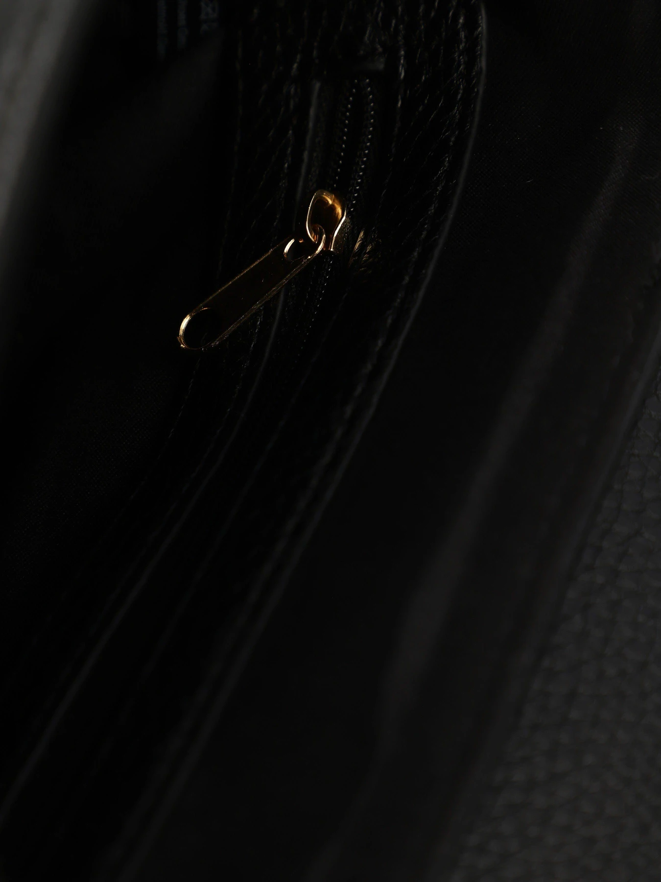 Сумки Marco Tozzi модель 2-2-61031-20 085 BLACK/GOLD Сумки Marco Tozzi модель 2-2-61031-20 085 BLACK/GOLD Фото