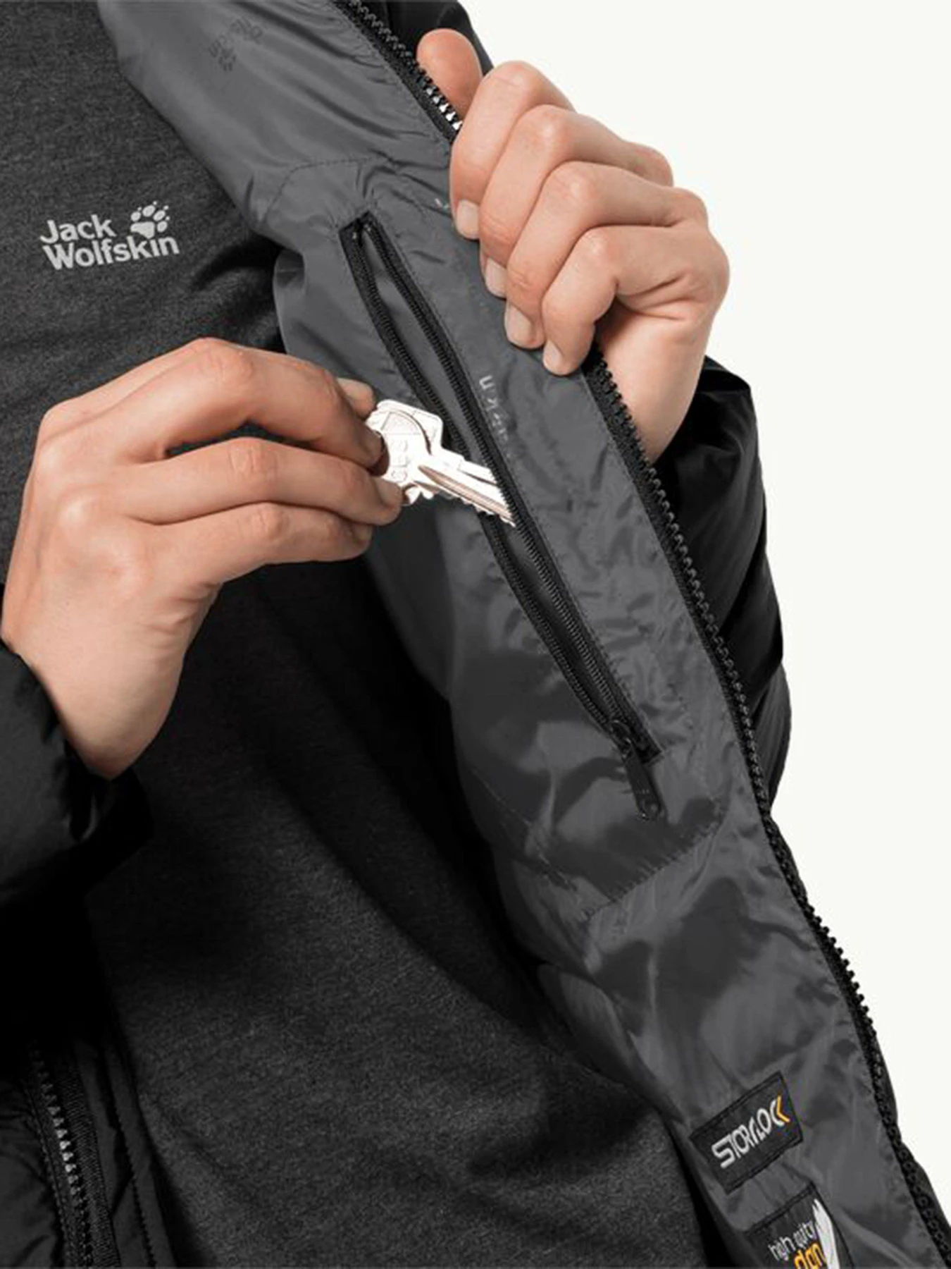 Пальто и плащи Jack Wolfskin модель 1202081_6000_002 Пальто и плащи Jack Wolfskin модель 1202081_6000_002 Фото