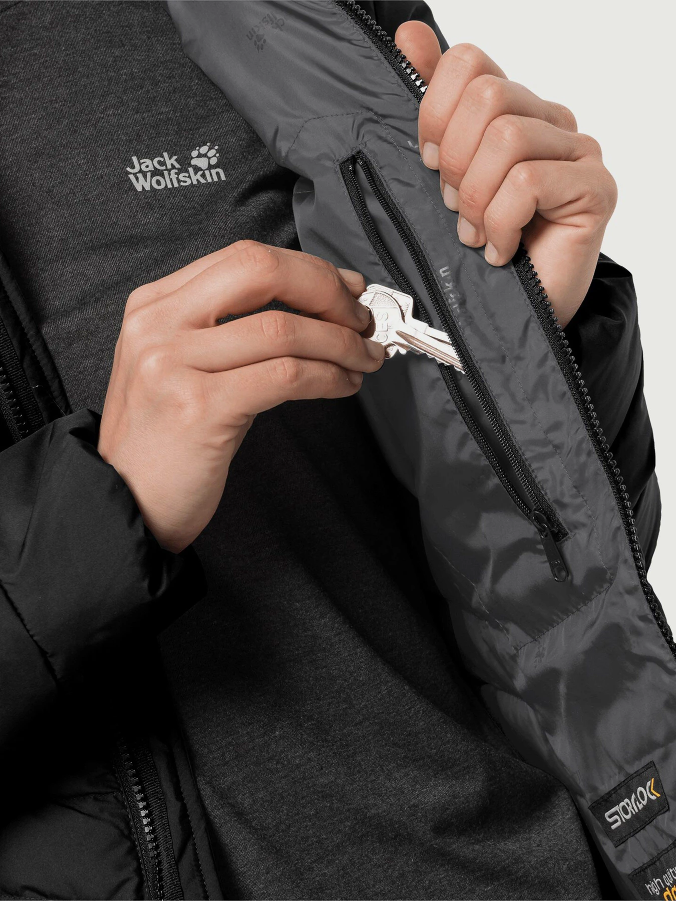 Пальто и плащи Jack Wolfskin модель 1202081_6000_004 Фото