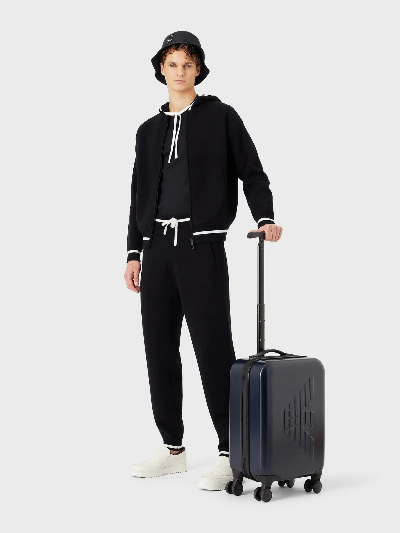 Худи и свитшоты Emporio Armani Travel модель 6L1MXD-1MJRZ-0920 Худи и свитшоты Emporio Armani Travel модель 6L1MXD-1MJRZ-0920 Фото